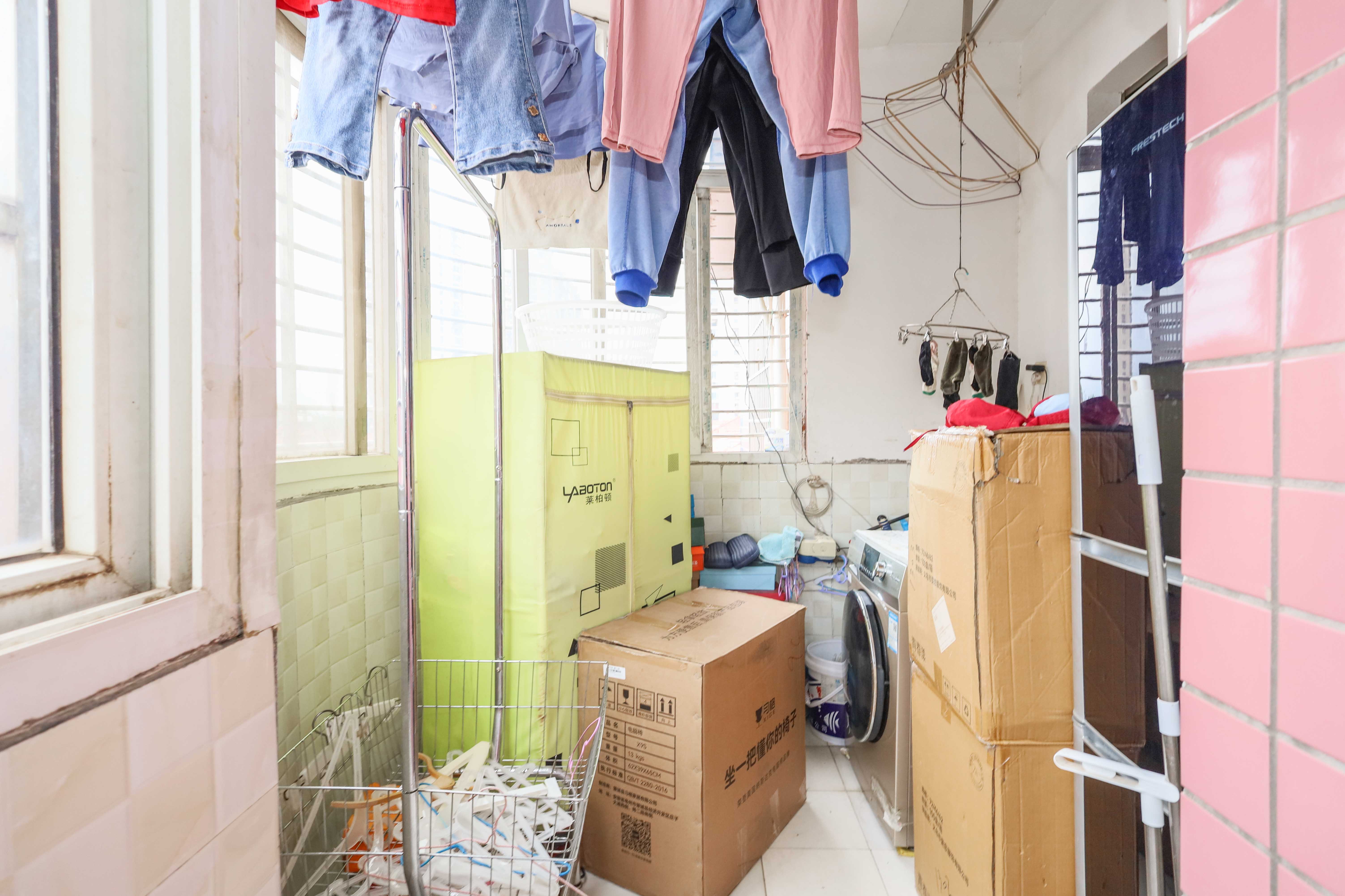 雷锋机电市场一期 3室2厅2卫 75.8万 雷锋机电市场一期 3室2厅2卫 75.8万阳台