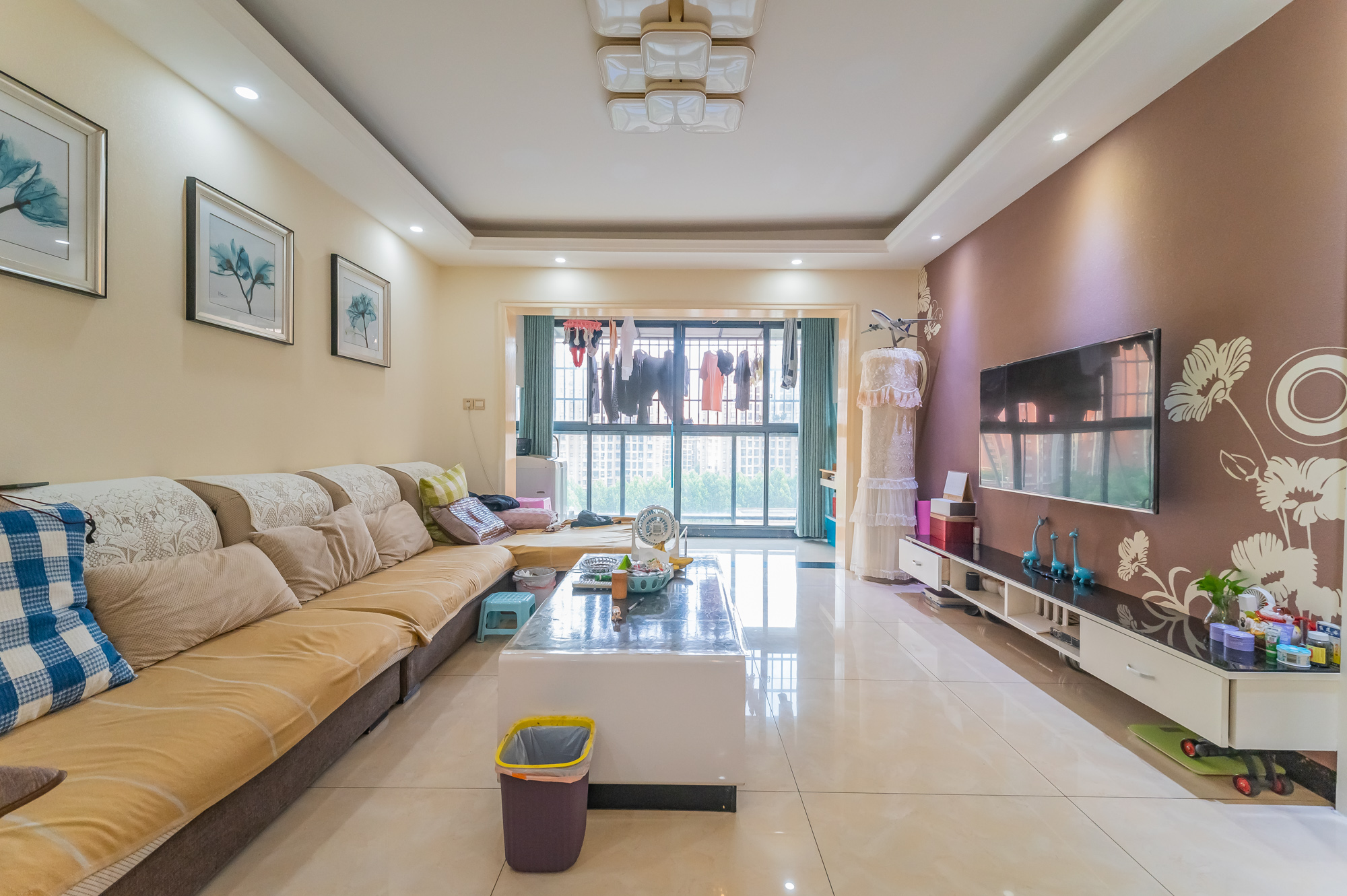 蓝山郡 2室2厅1卫 56.0万 蓝山郡 2室2厅1卫 56.0万客厅