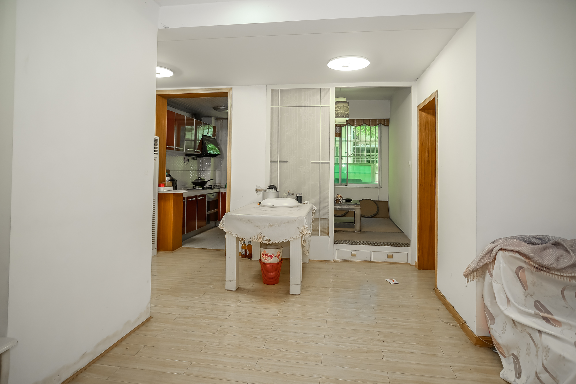 中南汽车世界  4室2厅1卫    58.0万 中南汽车世界  4室2厅1卫    58.0万客厅