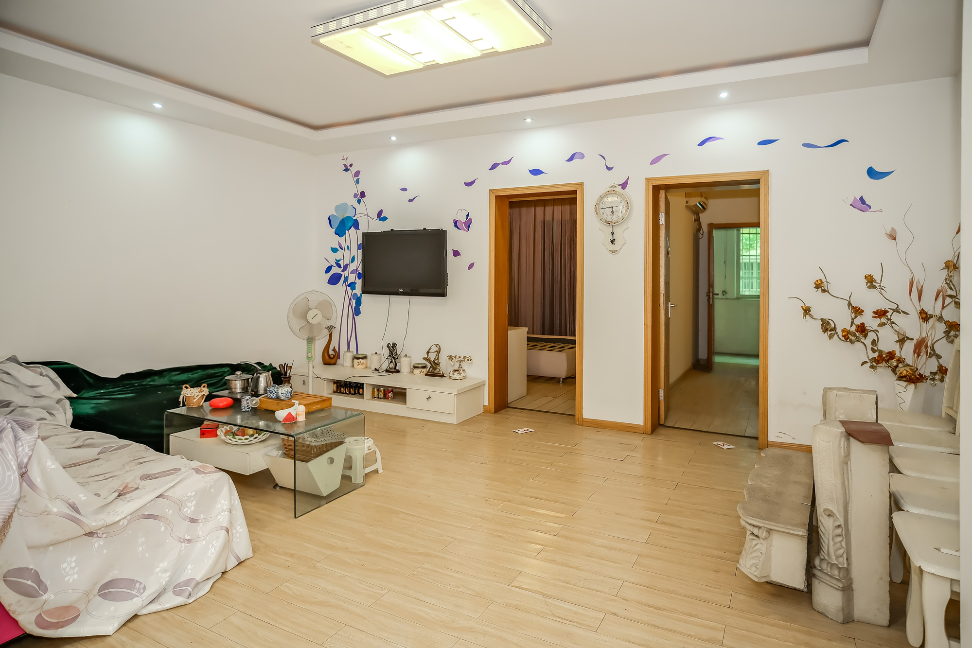 中南汽车世界  4室2厅1卫    58.0万 中南汽车世界  4室2厅1卫    58.0万客厅