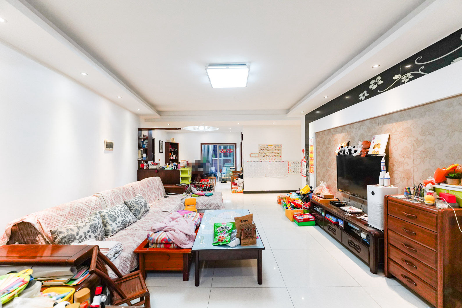 君临青园花都  5室2厅2卫    152.8万客厅