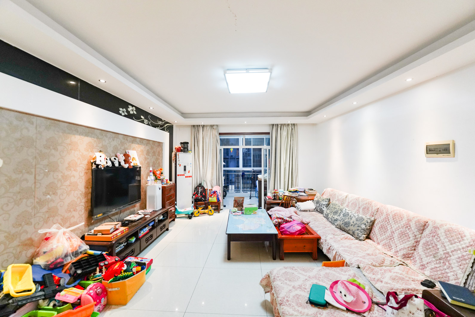 君临青园花都  5室2厅2卫    152.8万客厅