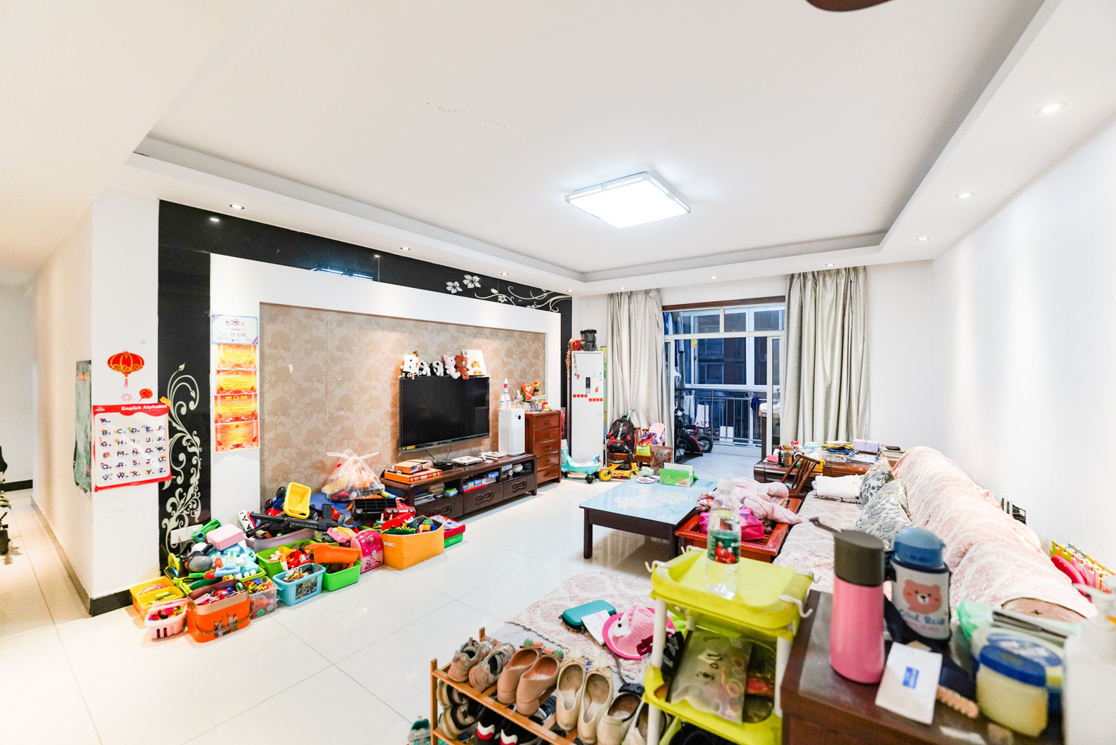 君临青园花都  5室2厅2卫    152.8万客厅