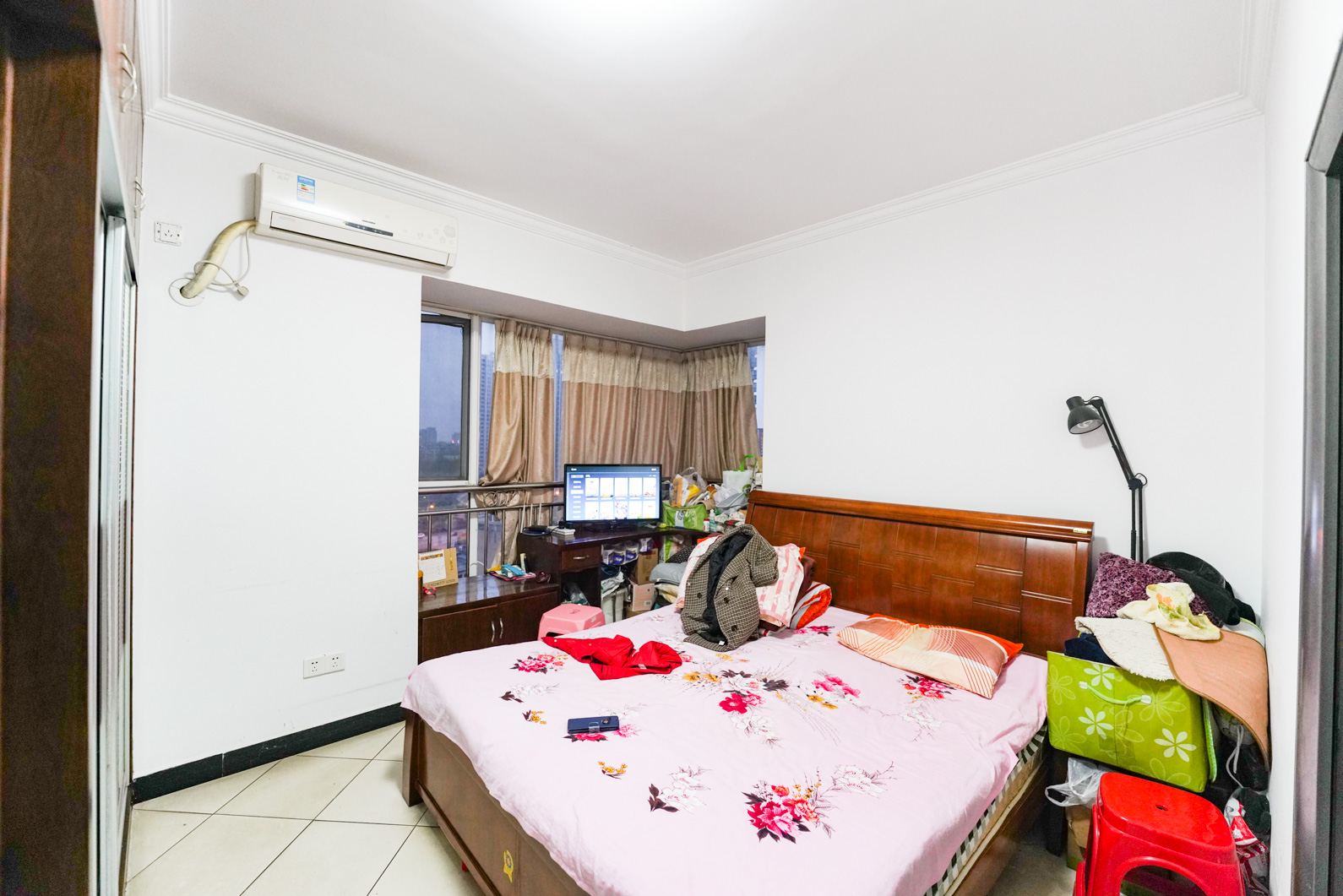 君临青园花都  5室2厅2卫    152.8万卧室