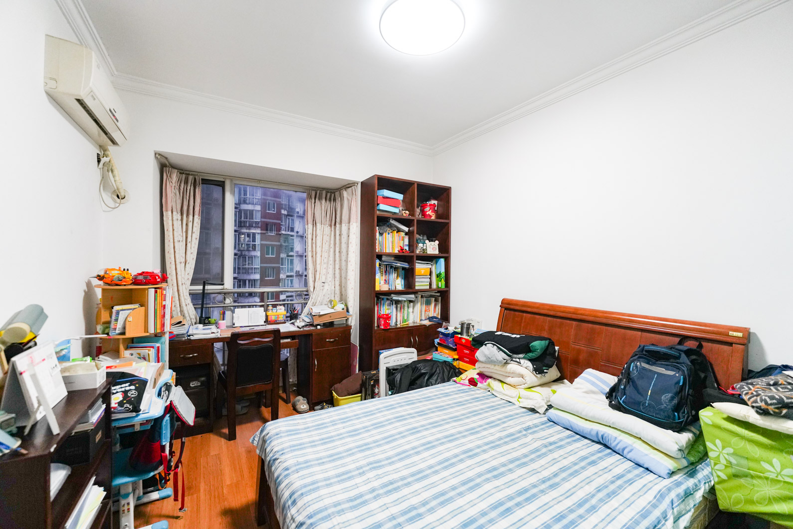 君临青园花都  5室2厅2卫    152.8万卧室