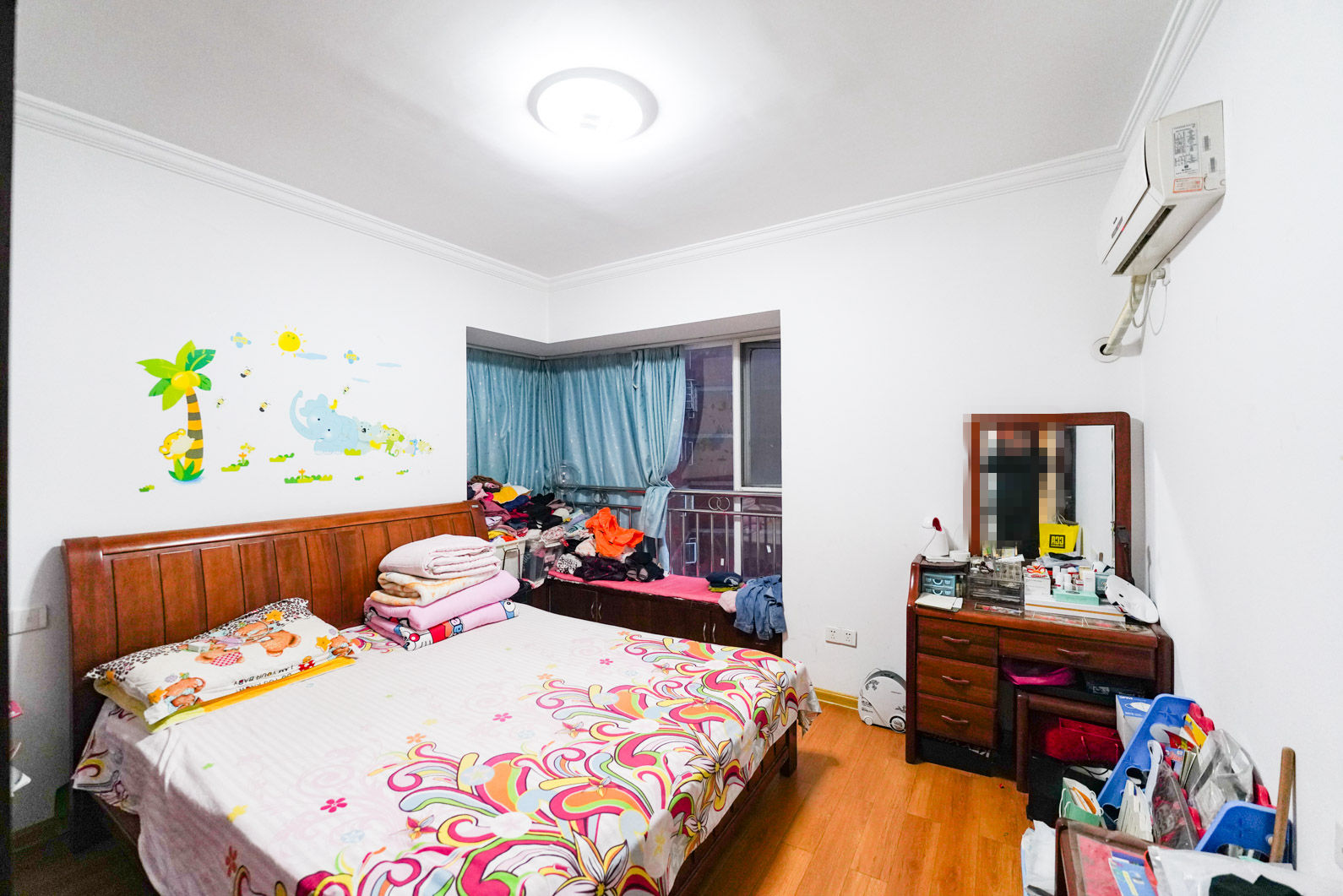 君临青园花都  5室2厅2卫    152.8万卧室