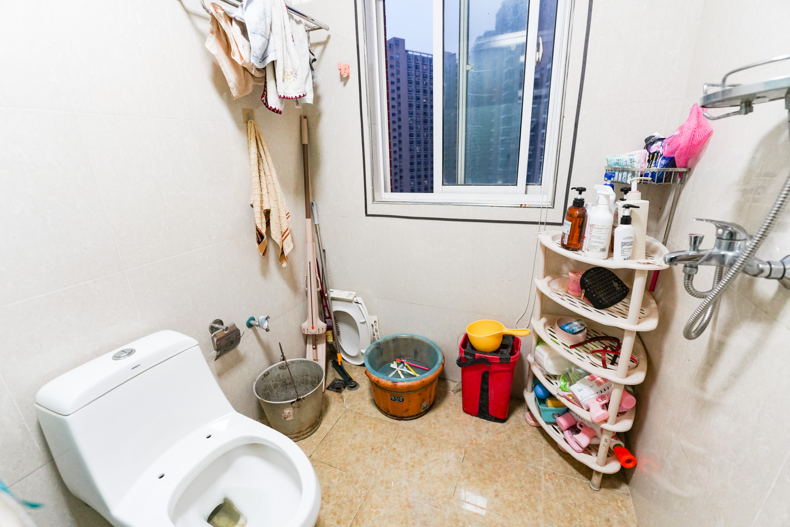 君临青园花都  5室2厅2卫    152.8万卫生间