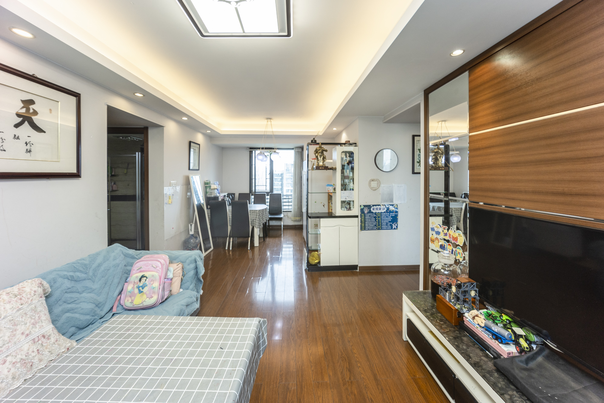 万科城  3室2厅2卫    100.0万客厅