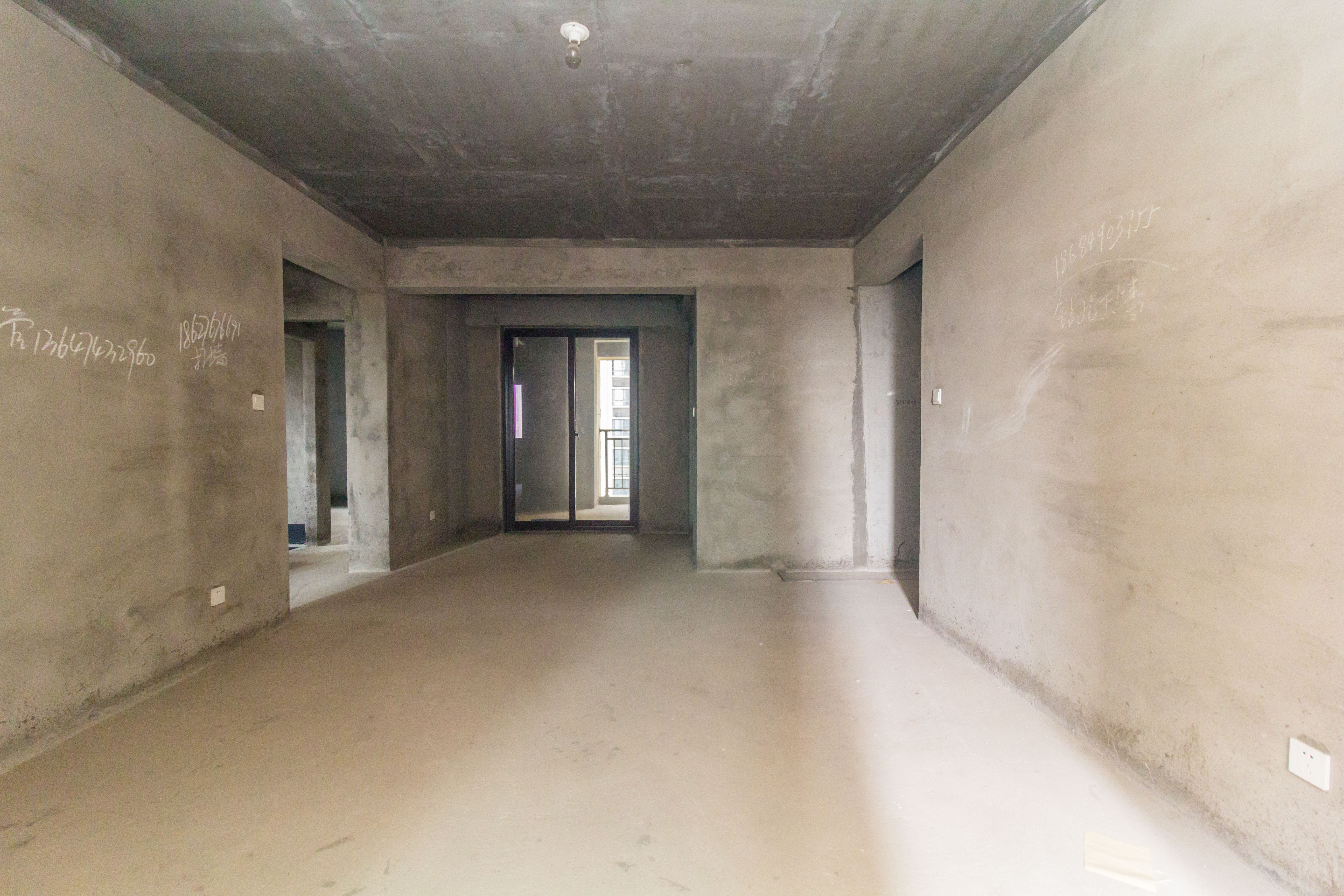 东方美地  3室2厅2卫   87.50万客厅