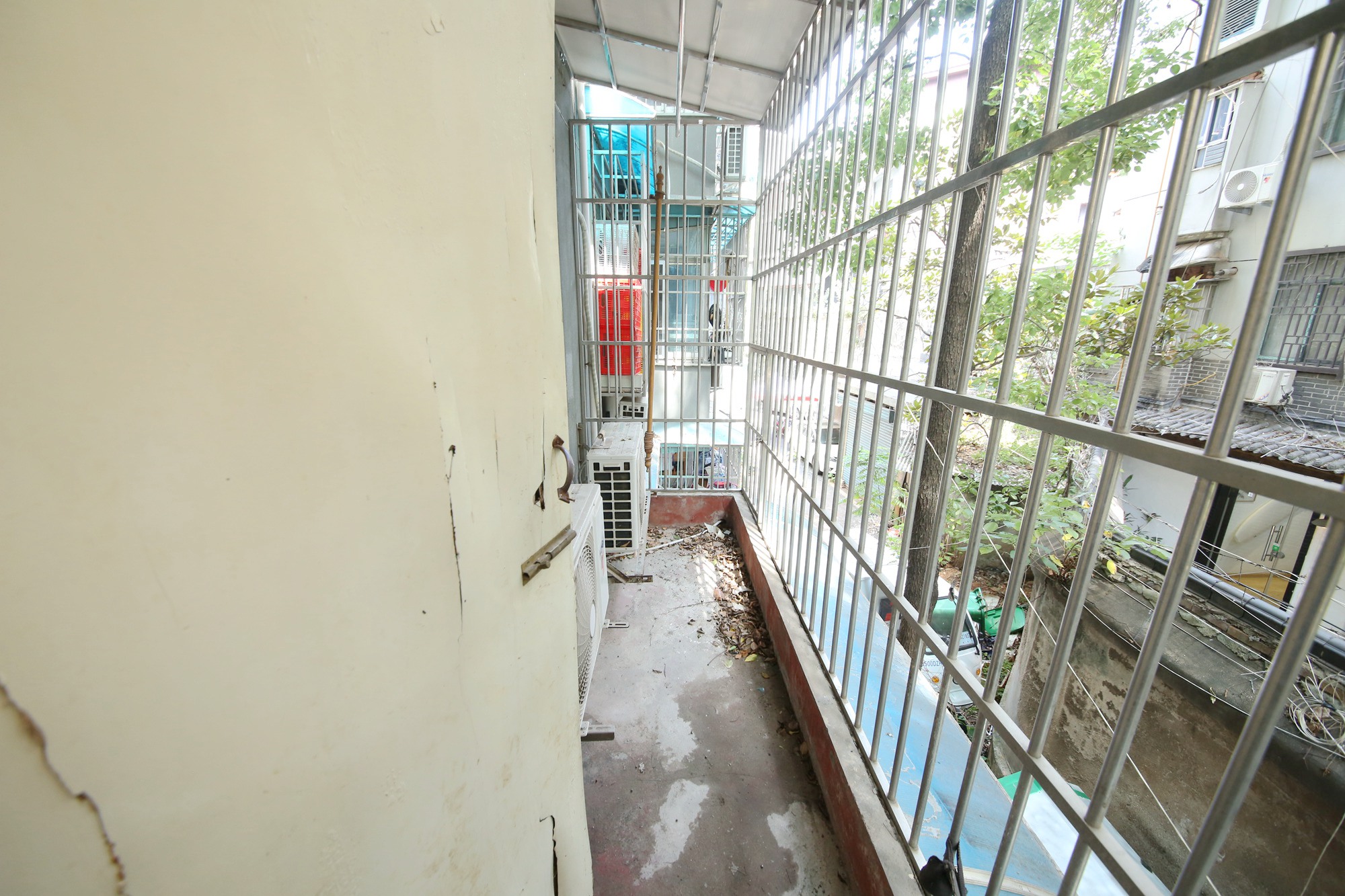 湖南省丝绸集团有限公司宿舍（人民西路288号)  3室2厅1卫   66.00万阳台