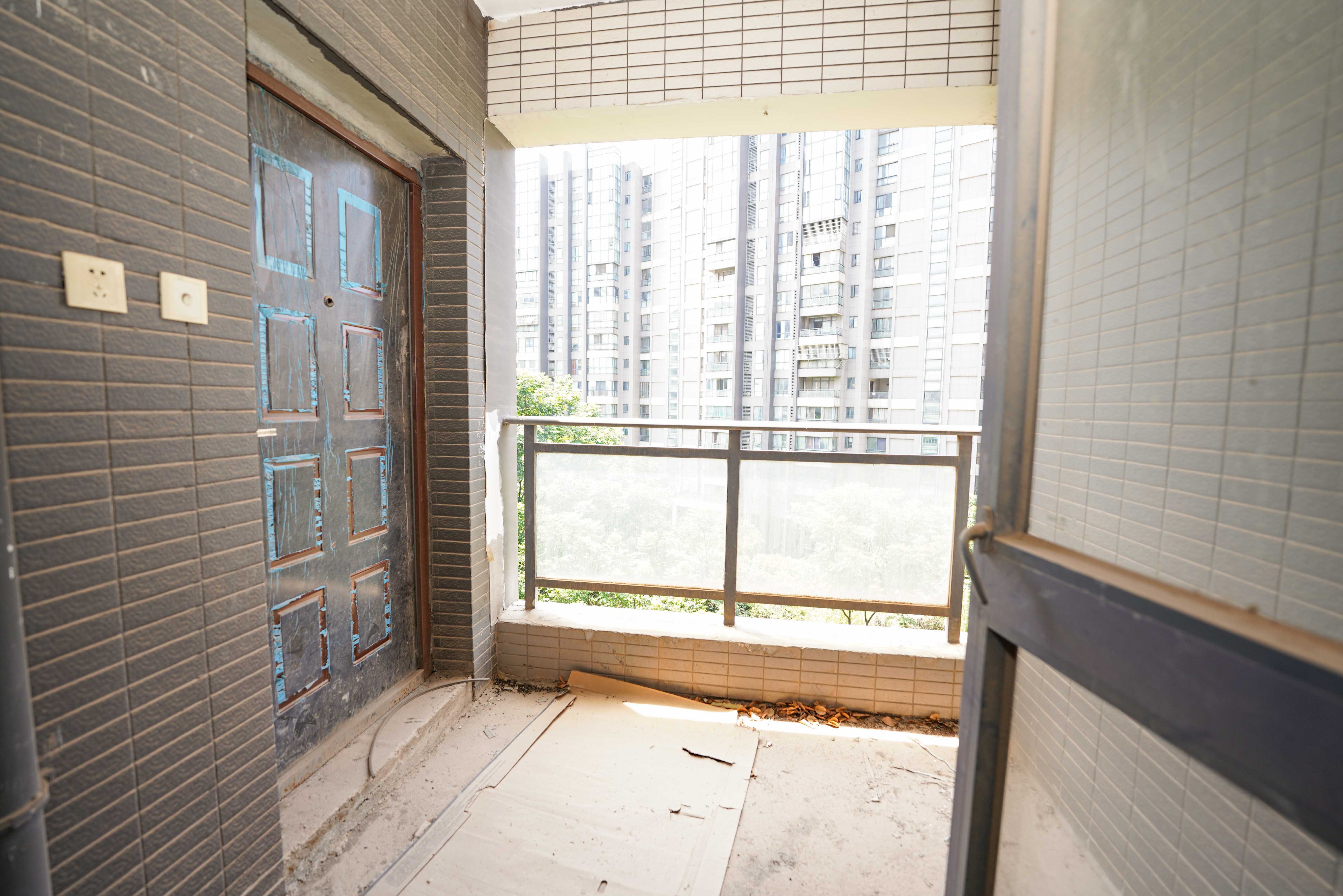 中信城市广场(中信新城一期) 4室2厅2卫 122.8万 中信城市广场(中信新城一期) 4室2厅2卫 122.8万阳台