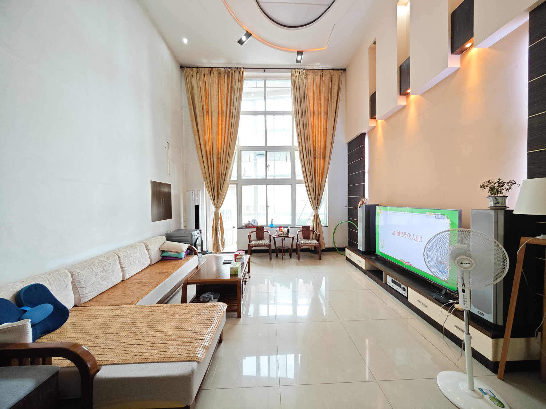 阳光嘉园  5室2厅3卫    285.0万客厅