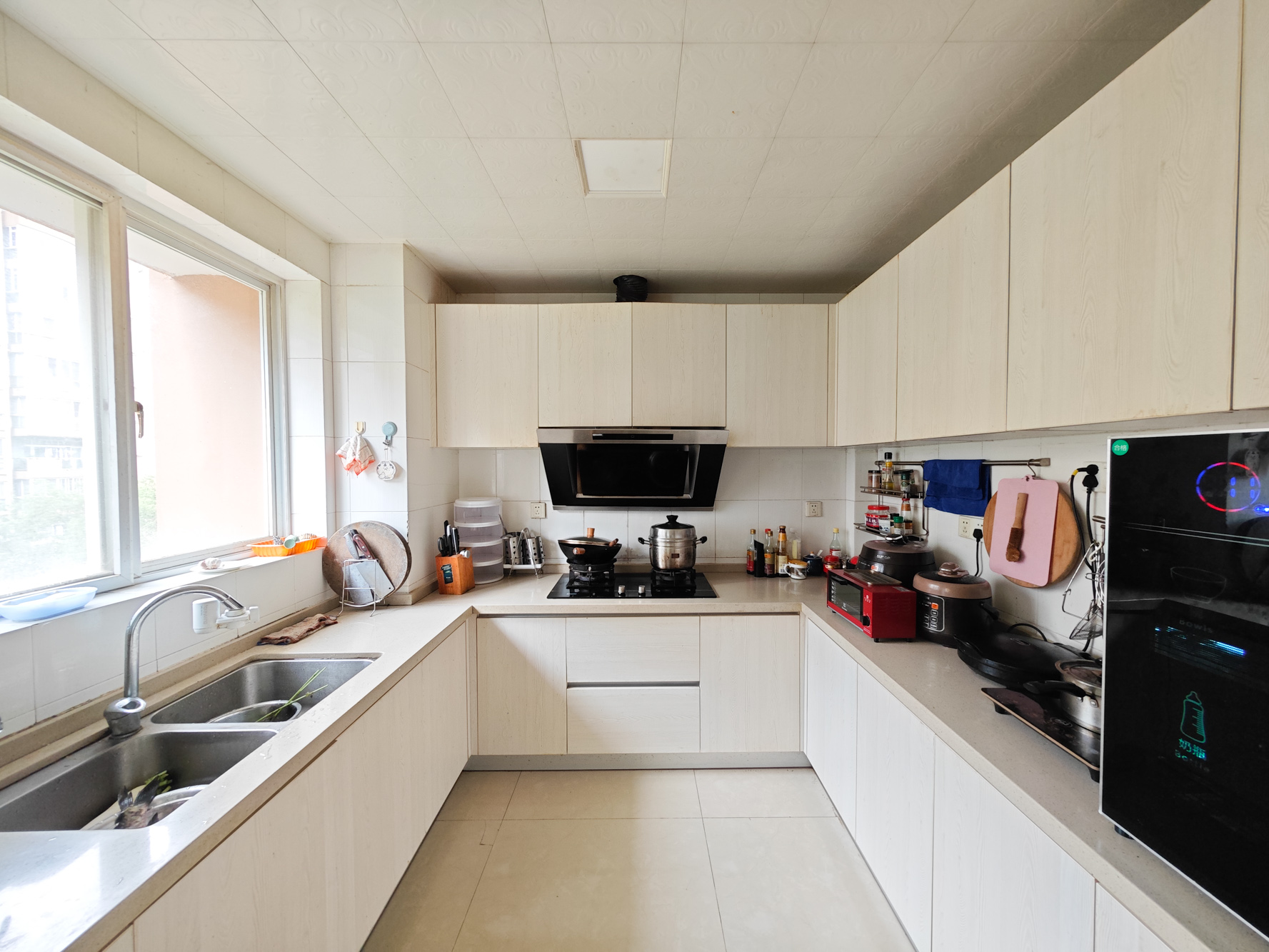 阳光嘉园  5室2厅3卫    285.0万厨房