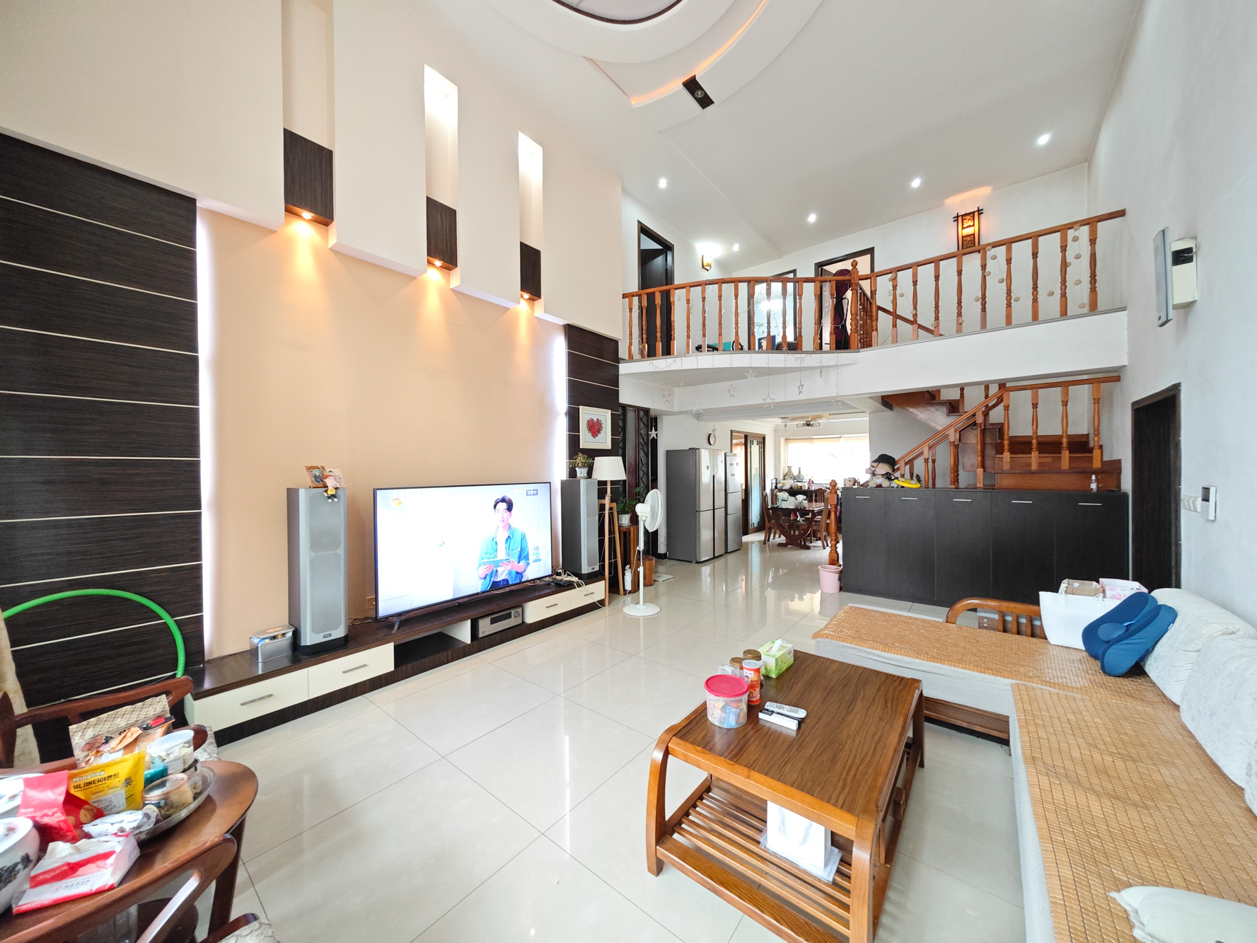 阳光嘉园  5室2厅3卫    285.0万客厅