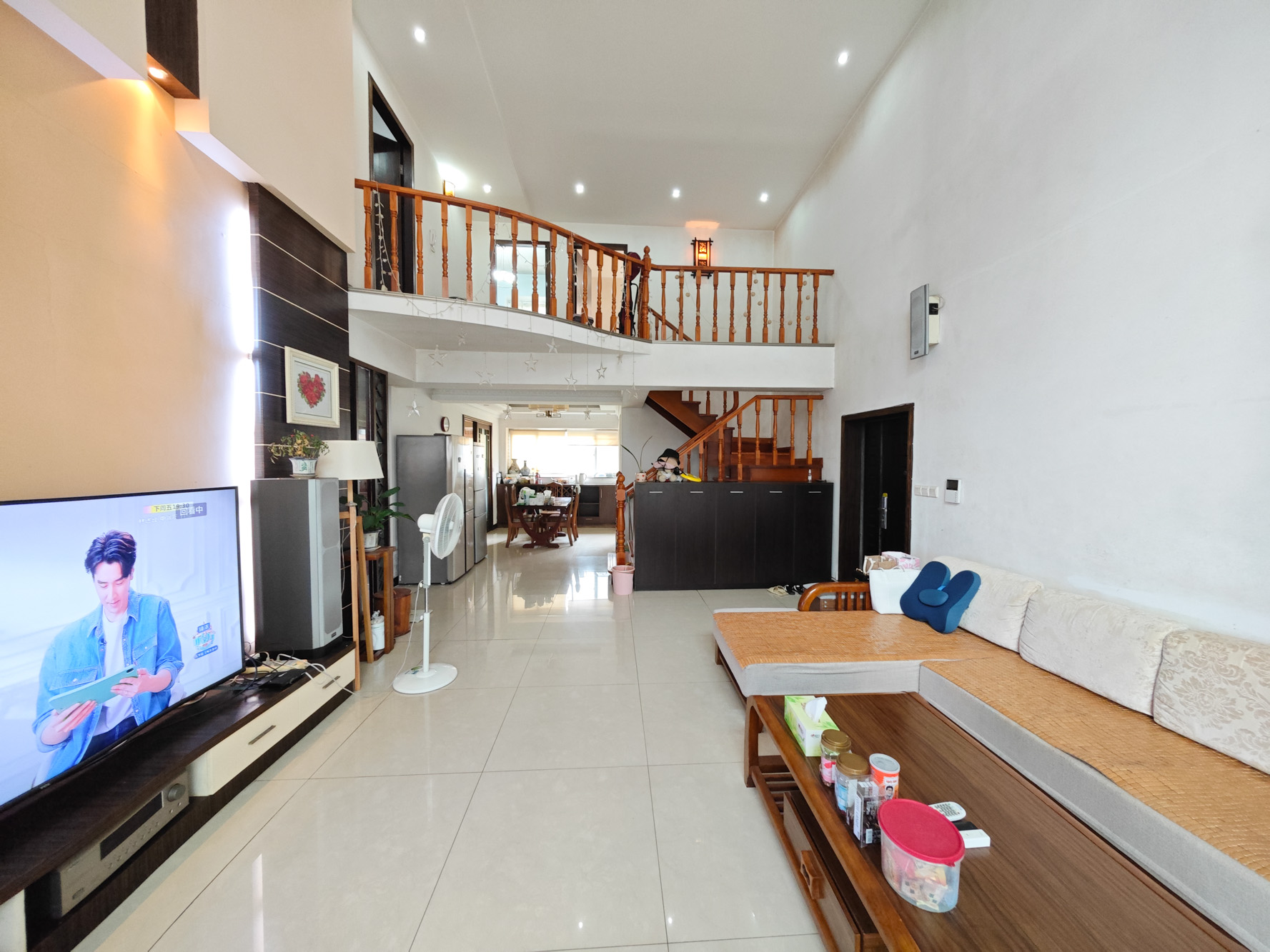 阳光嘉园  5室2厅3卫    285.0万客厅