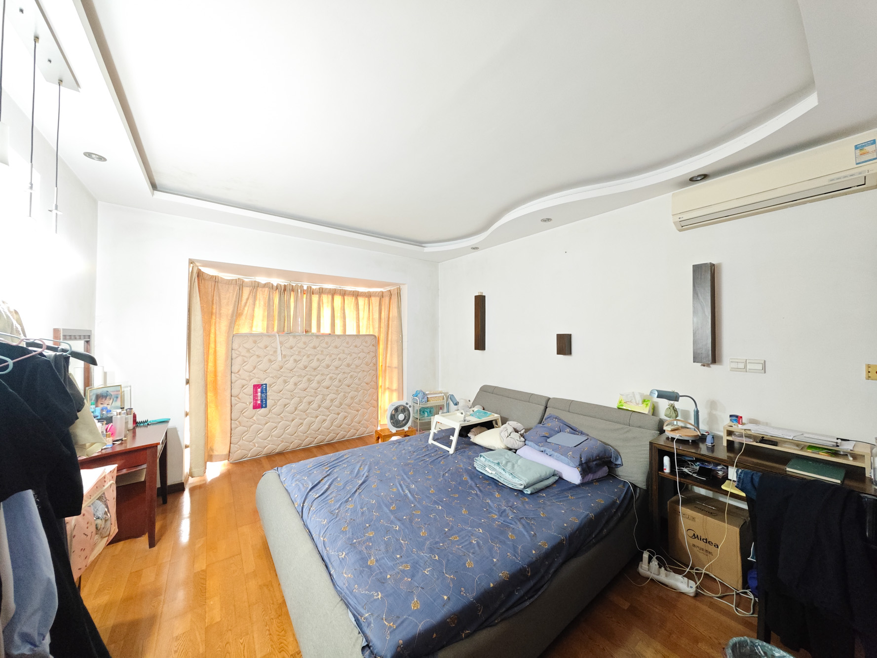 阳光嘉园  5室2厅3卫    285.0万卧室