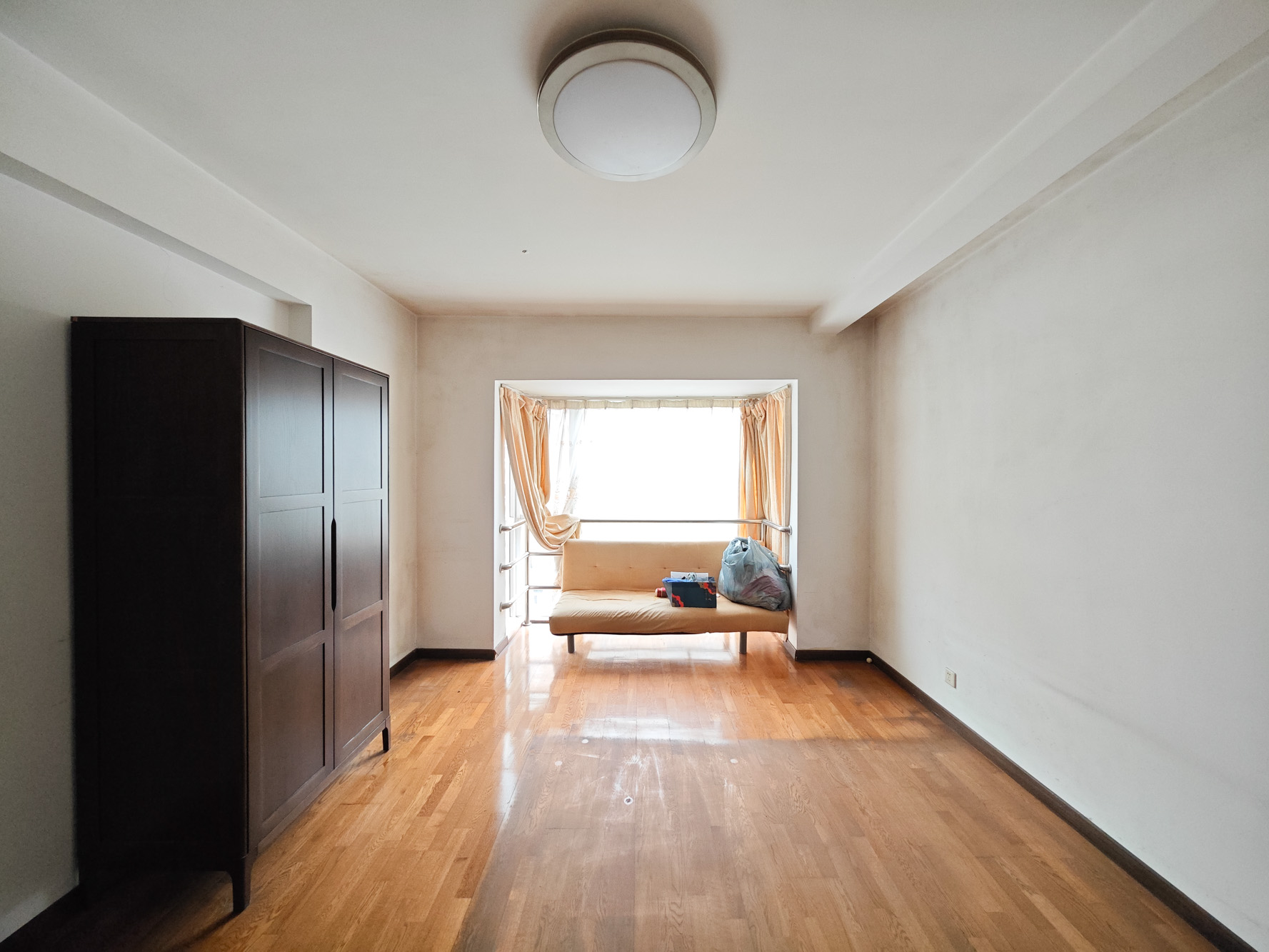 阳光嘉园  5室2厅3卫    285.0万卧室