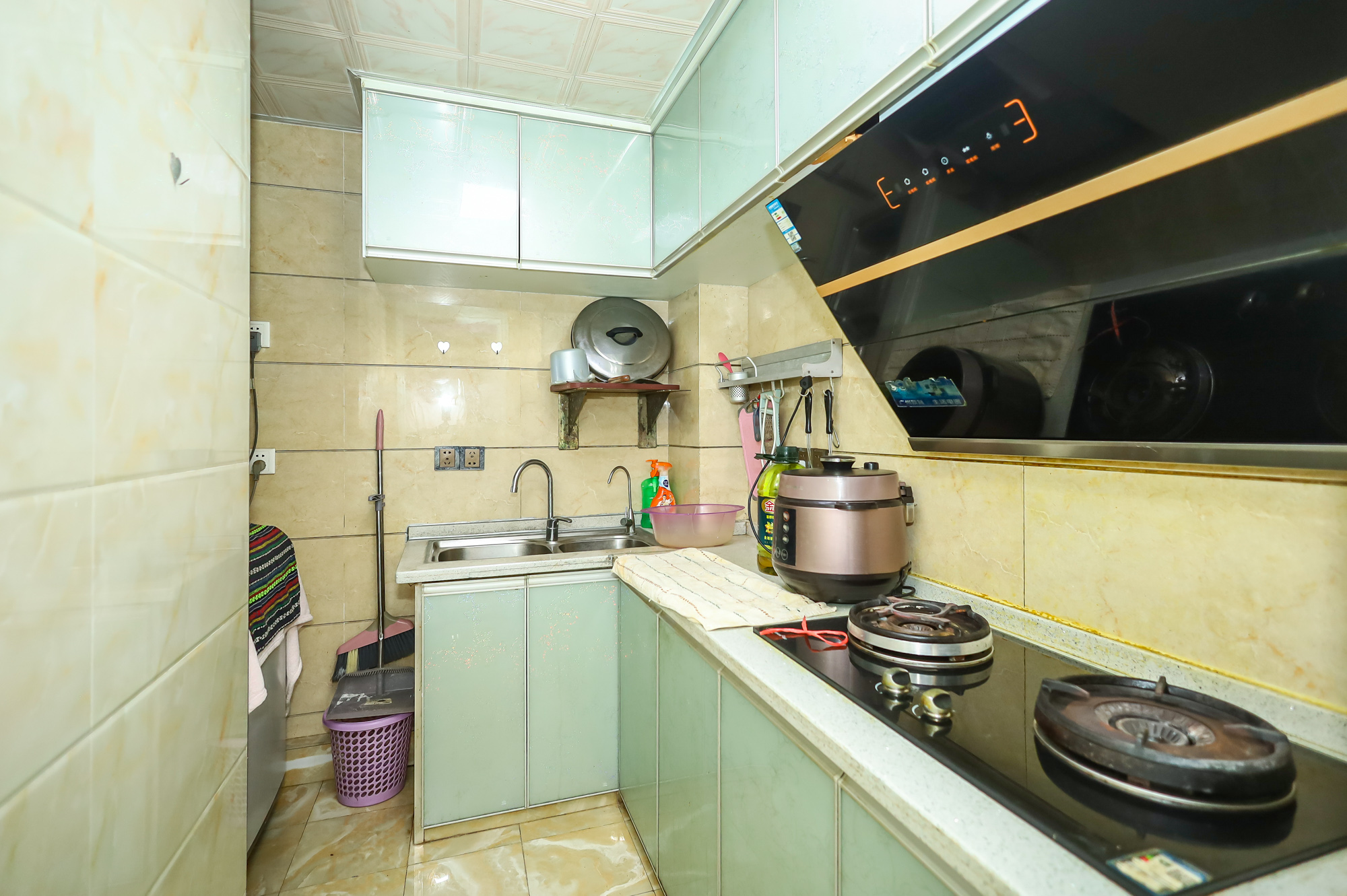 新长海广场  3室2厅1卫    59.8万 新长海广场  3室2厅1卫    59.8万厨房