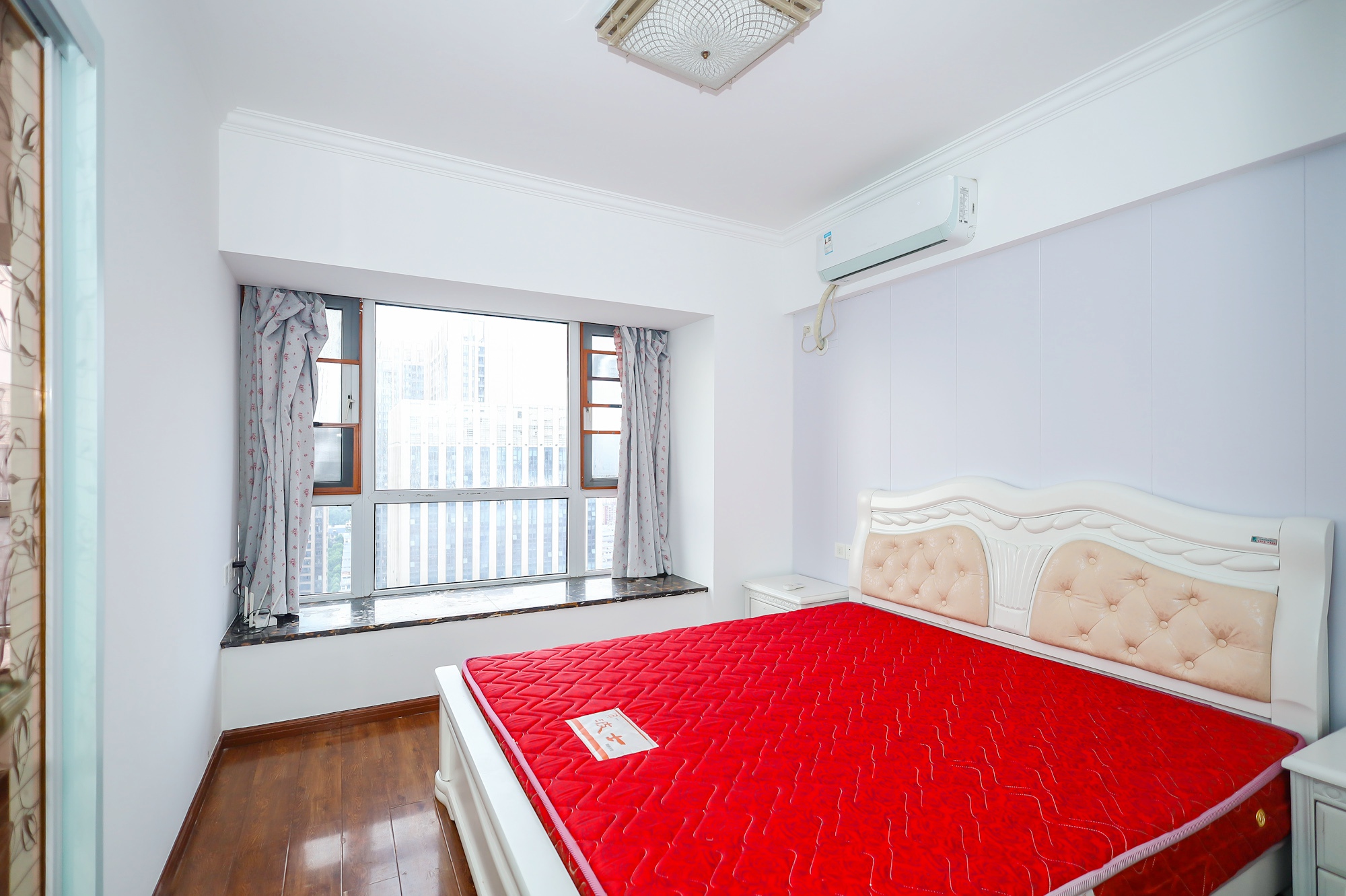 新长海广场  3室2厅1卫    59.8万 新长海广场  3室2厅1卫    59.8万卧室