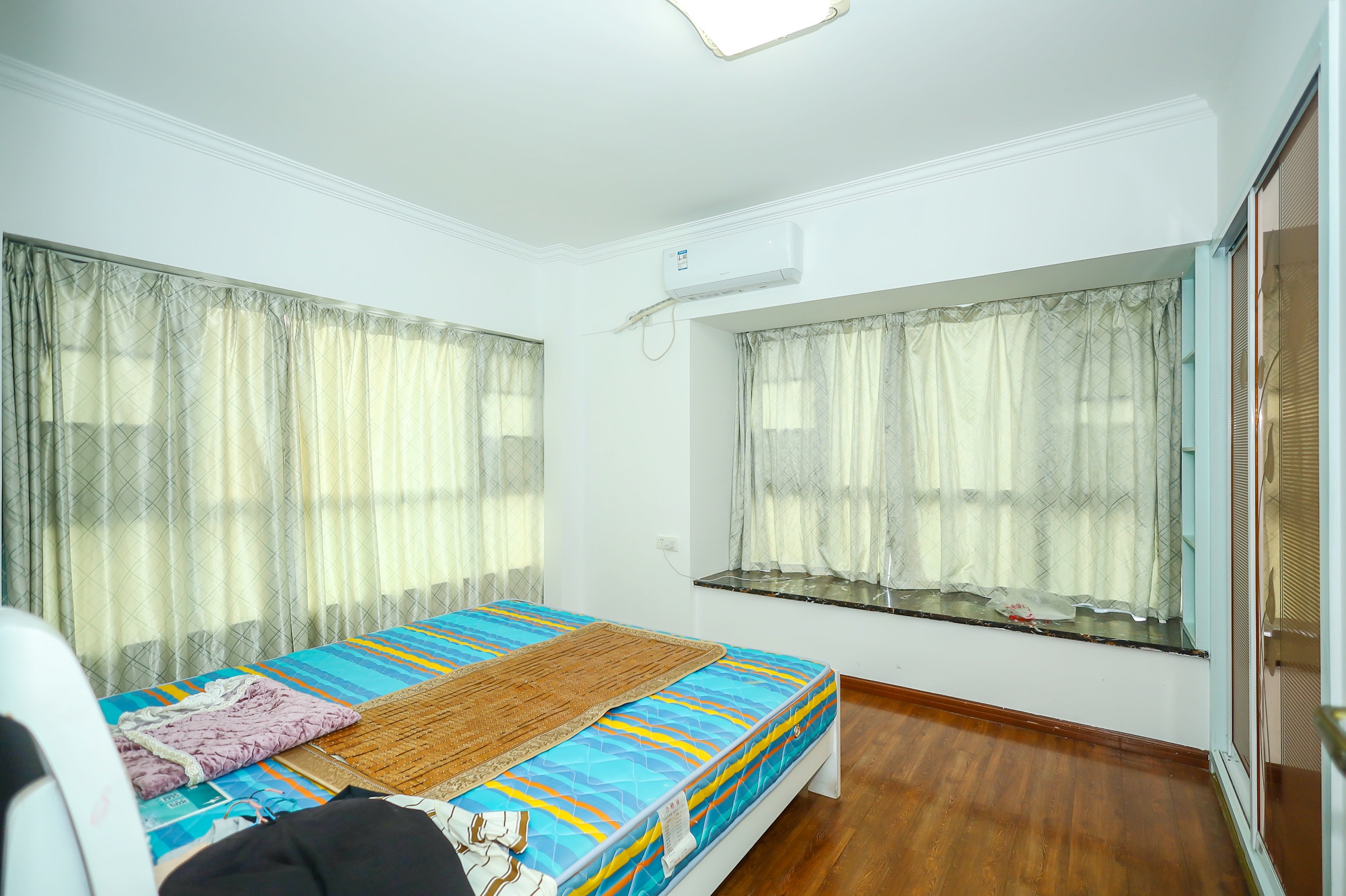 新长海广场  3室2厅1卫    59.8万 新长海广场  3室2厅1卫    59.8万卧室