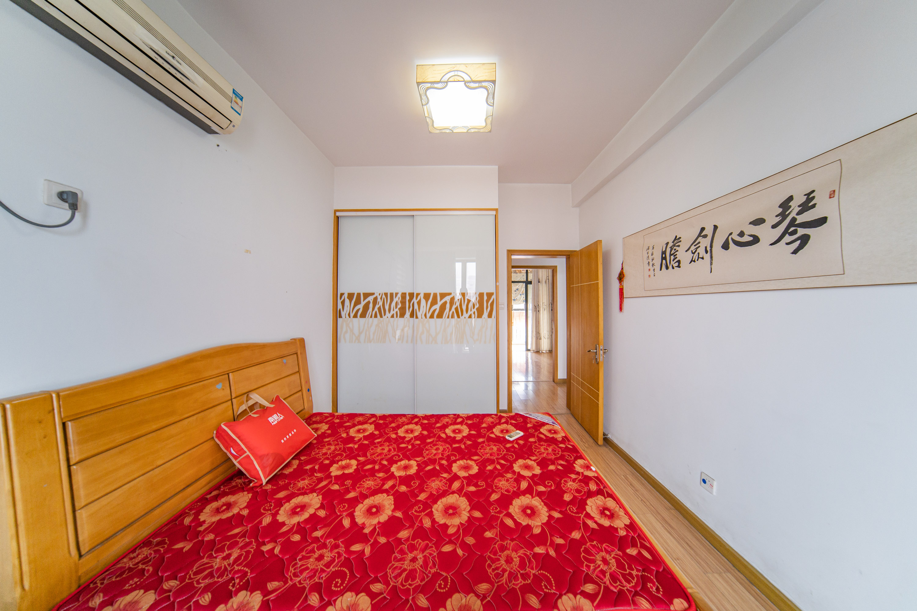 枫华府第  3室2厅2卫    93.0万卧室