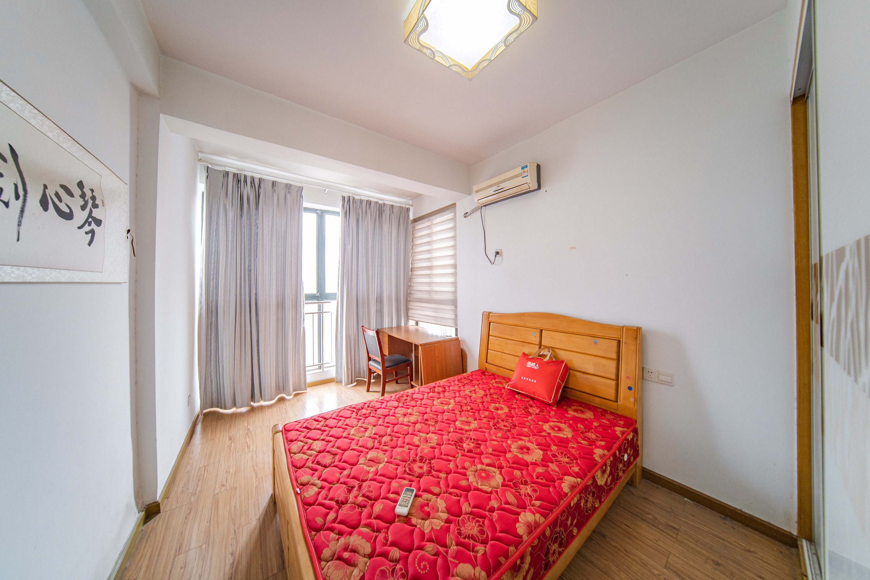 枫华府第  3室2厅2卫    93.0万卧室