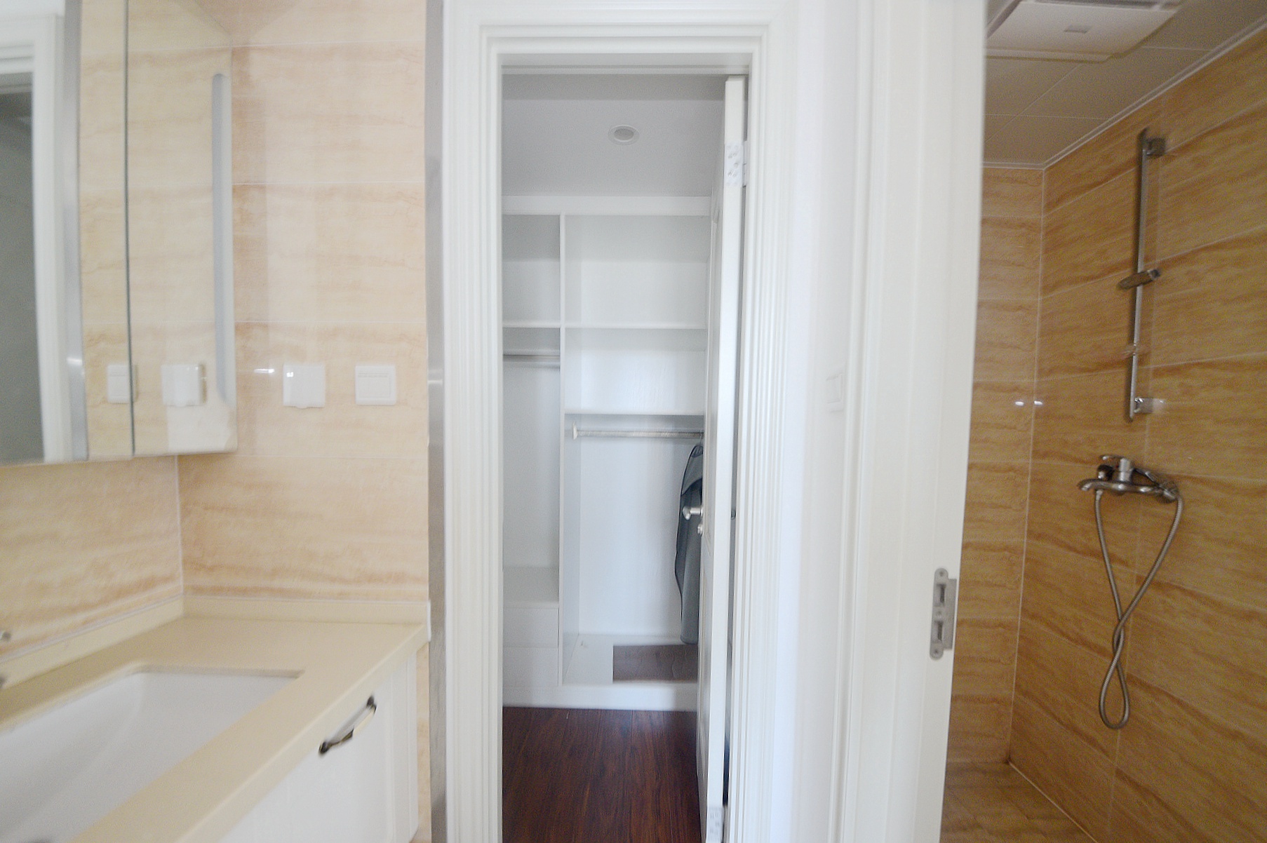 万科魅力之城观澜里  3室2厅2卫    119.0万卫生间