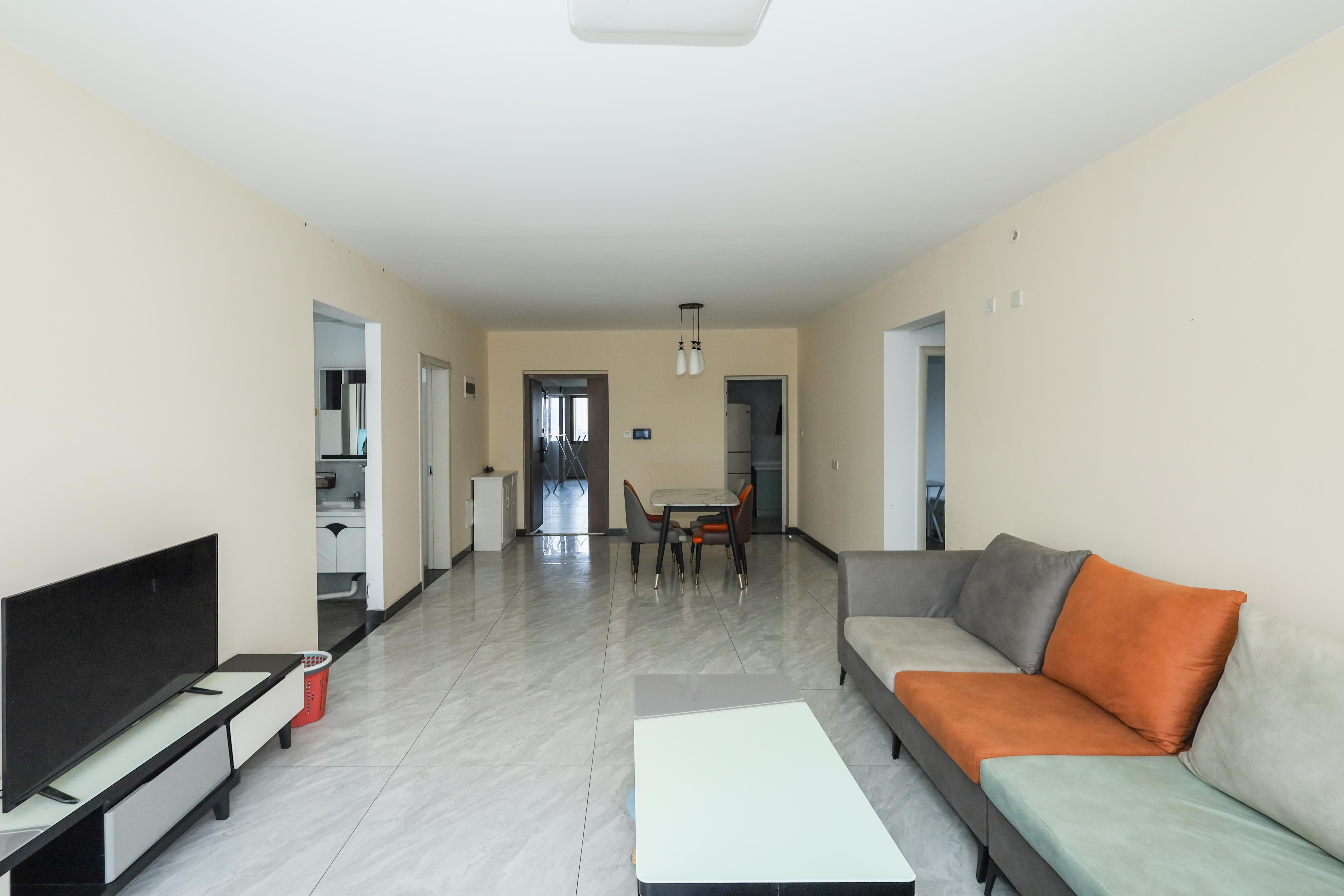 好莱城（弘德西街）  4室2厅2卫    153.0万客厅