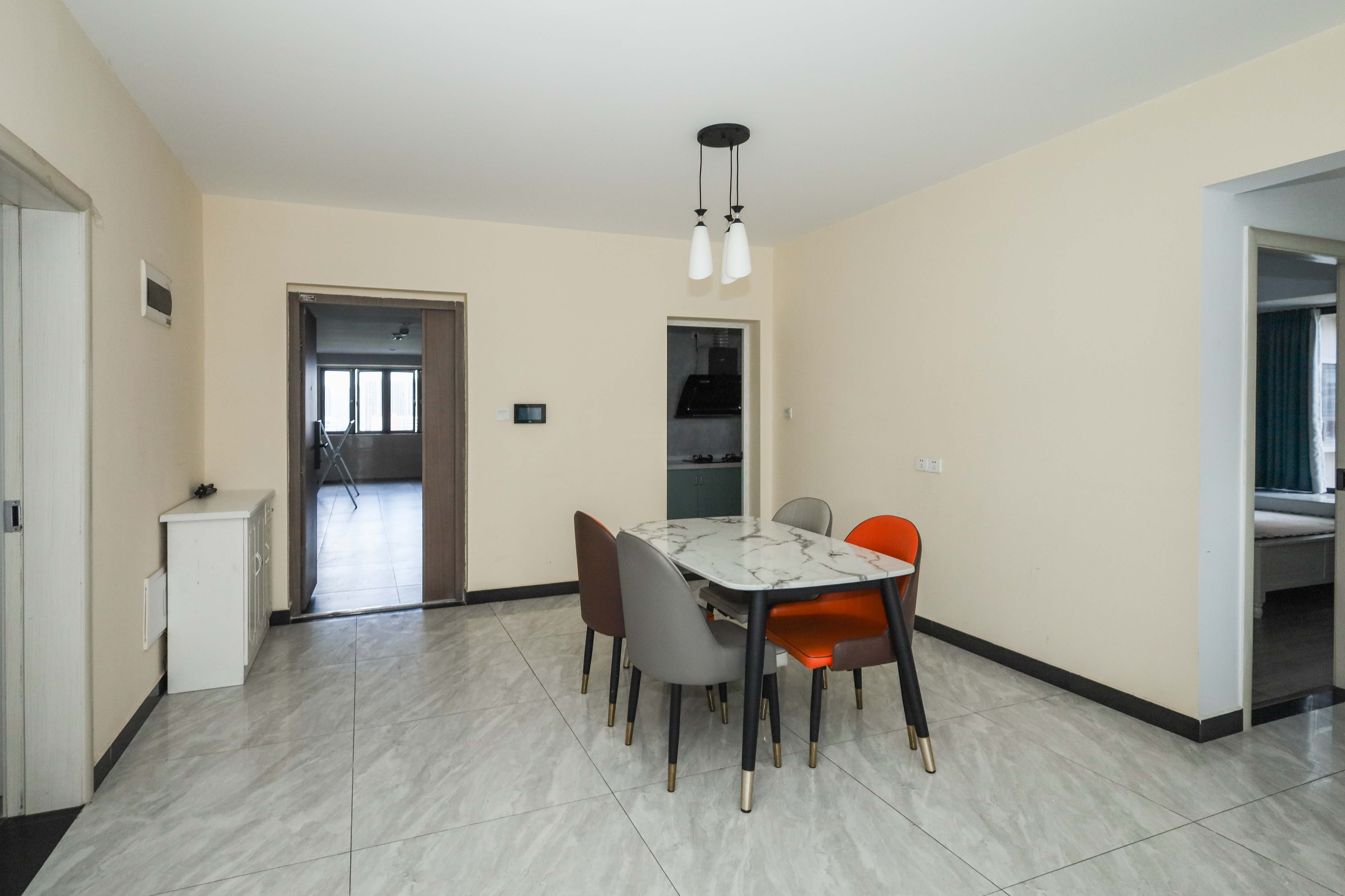 好莱城（弘德西街）  4室2厅2卫    153.0万客厅