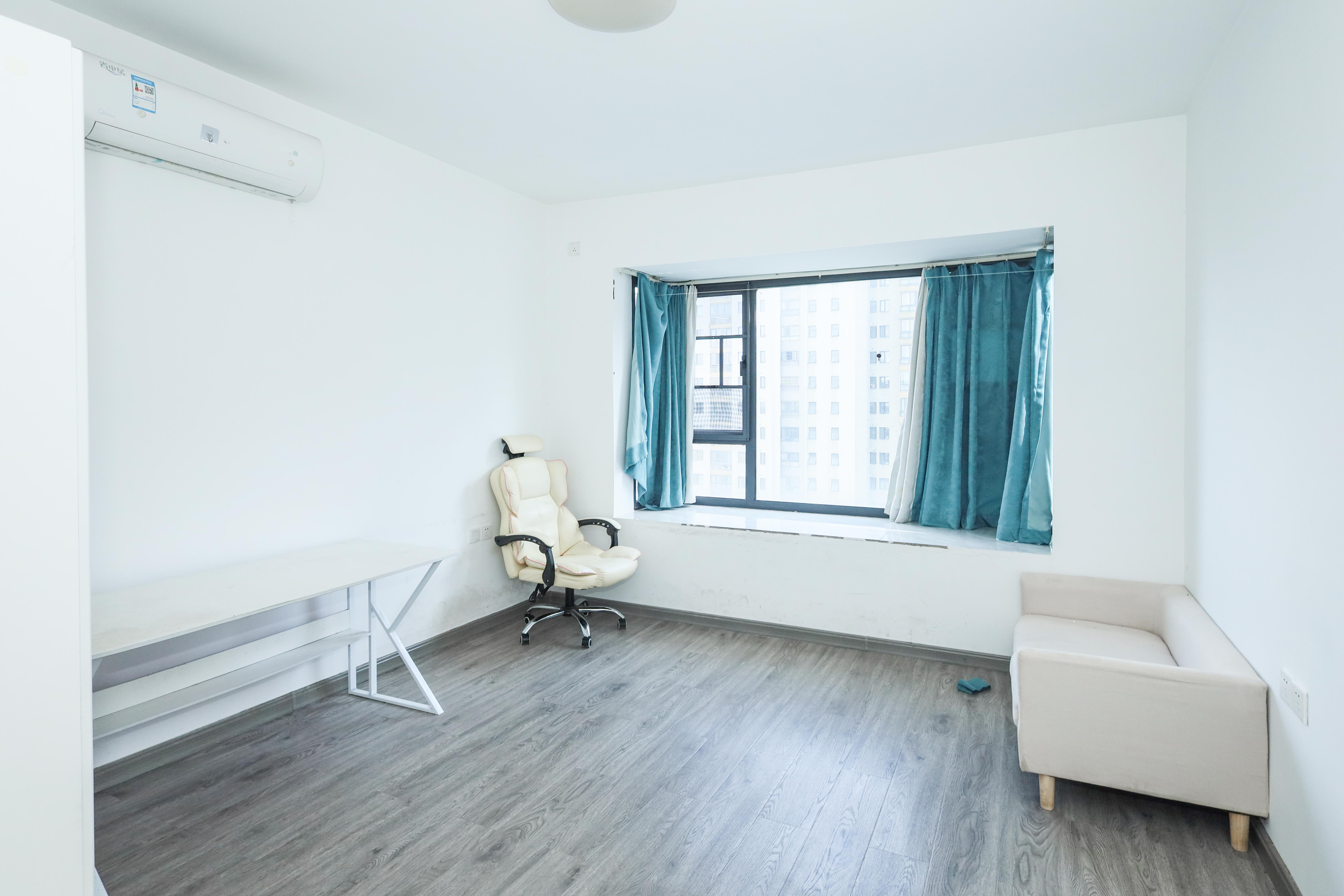 好莱城（弘德西街）  4室2厅2卫    153.0万卧室