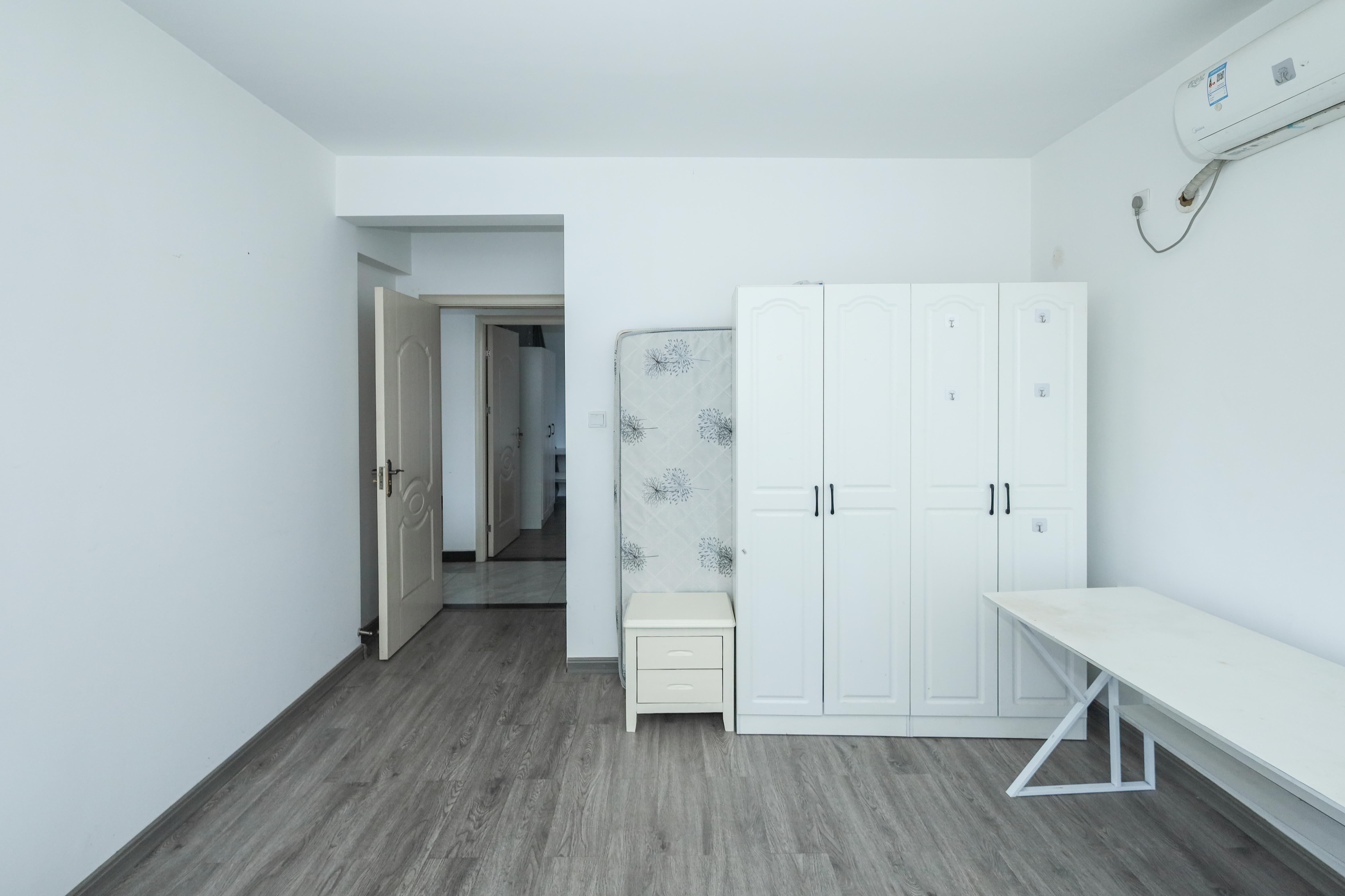 好莱城（弘德西街）  4室2厅2卫    153.0万卧室