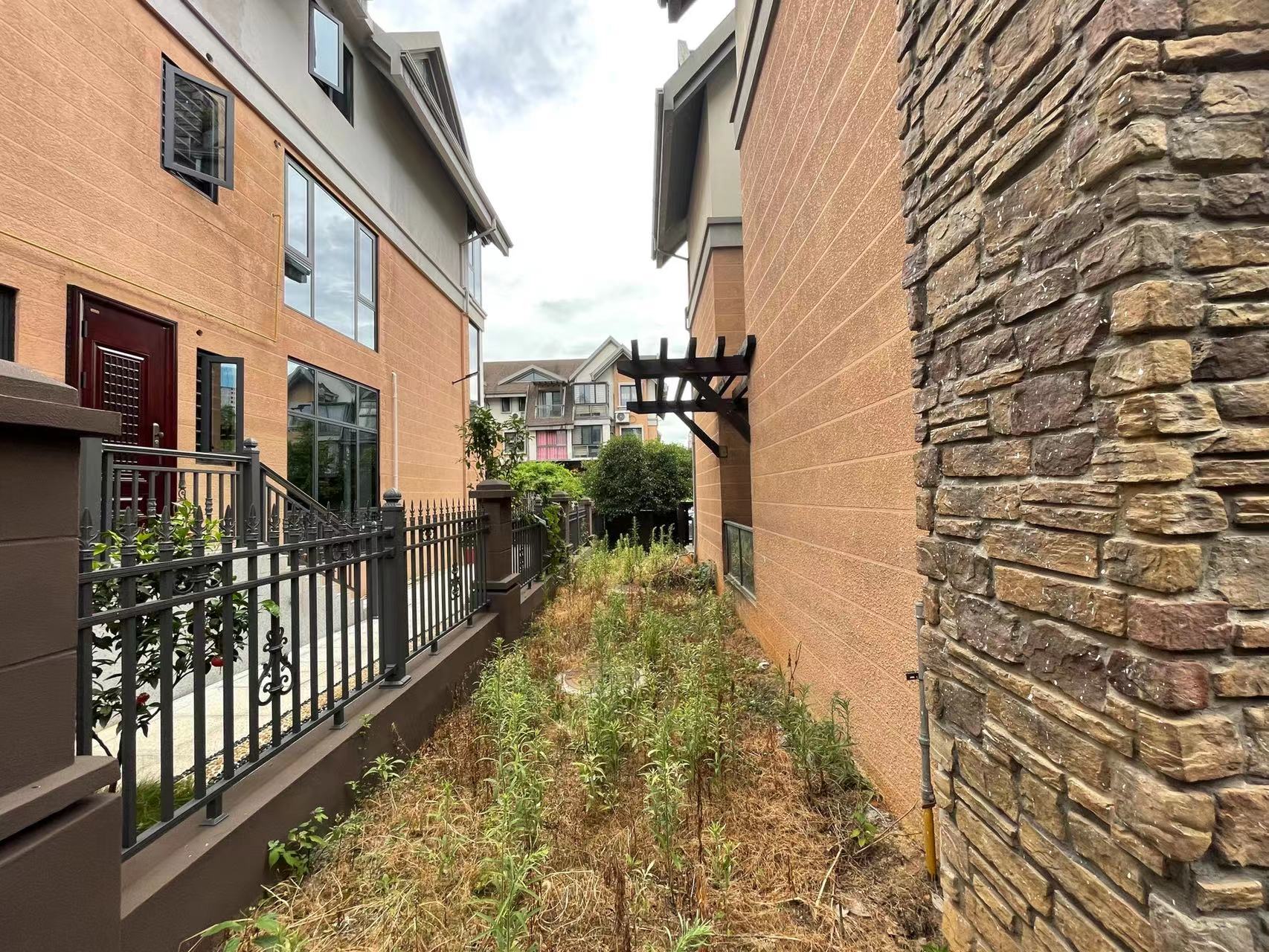 城市公园 6室2厅4卫 170.0万 城市公园 6室2厅4卫 170.0万室内图