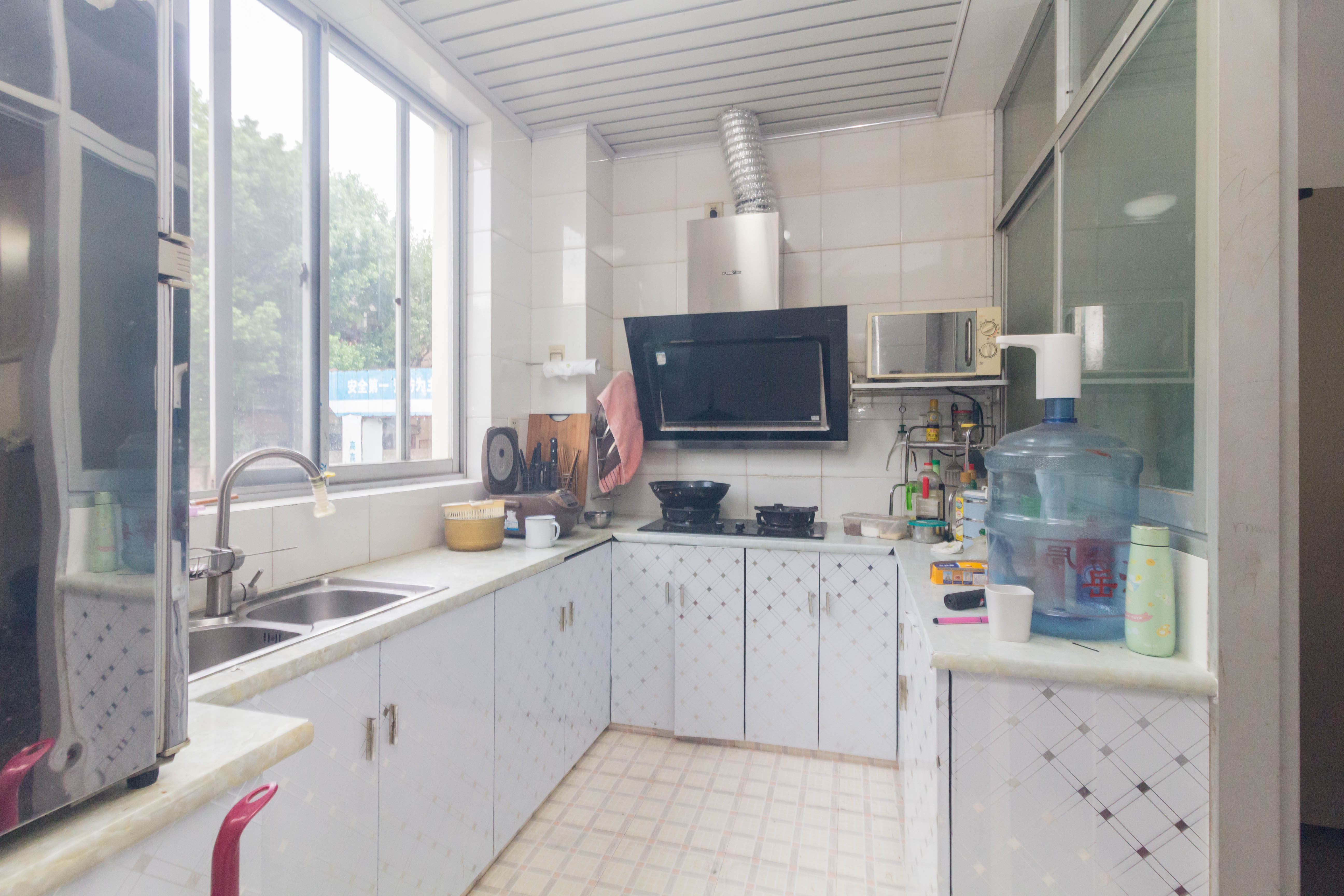 长沙县泉塘粮运宿舍大院  2室2厅1卫    36.0万 长沙县泉塘粮运宿舍大院  2室2厅1卫    36.0万厨房