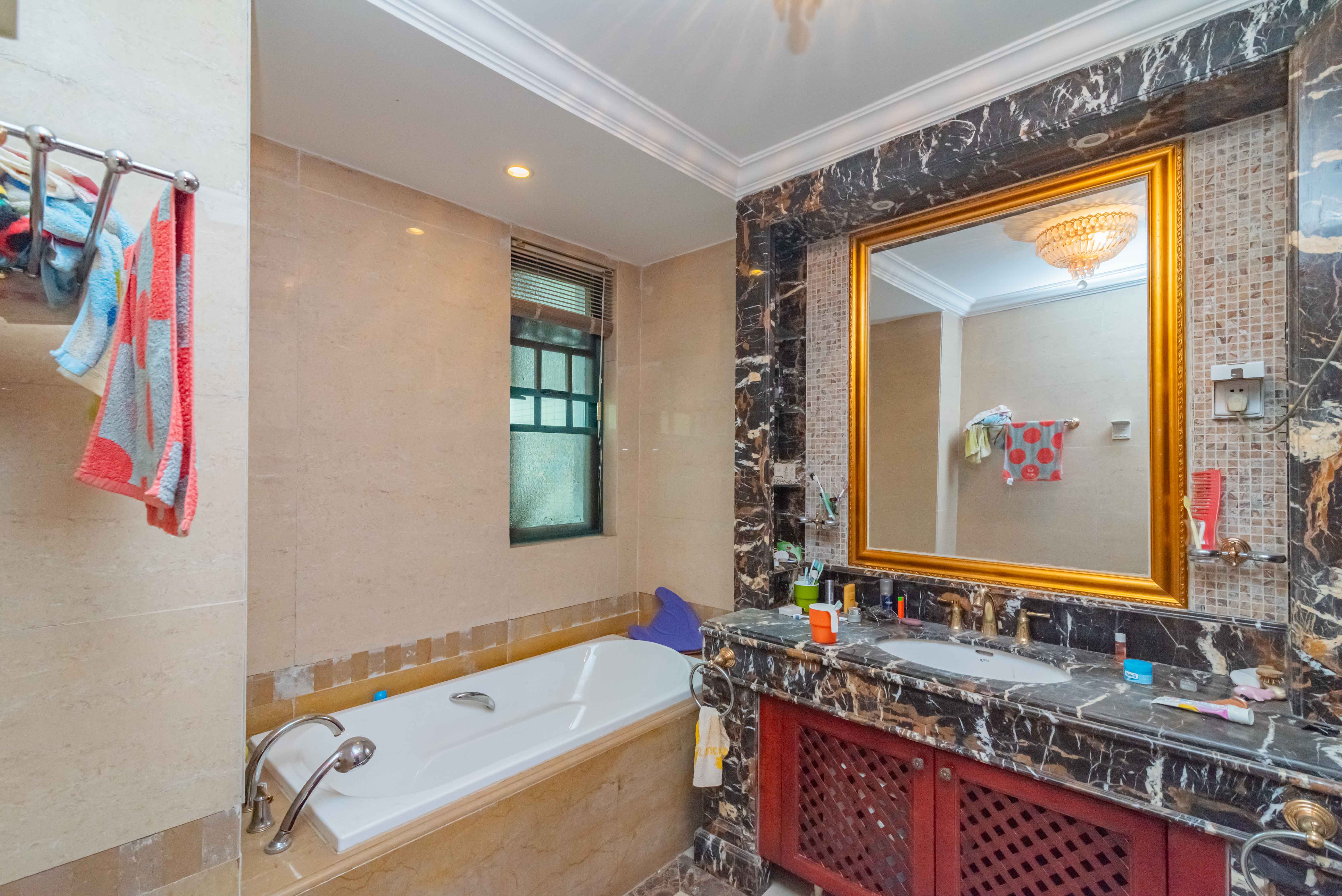 恒大雅苑 5室1厅2卫 228.00万 恒大雅苑 5室1厅2卫 228.00万卫生间