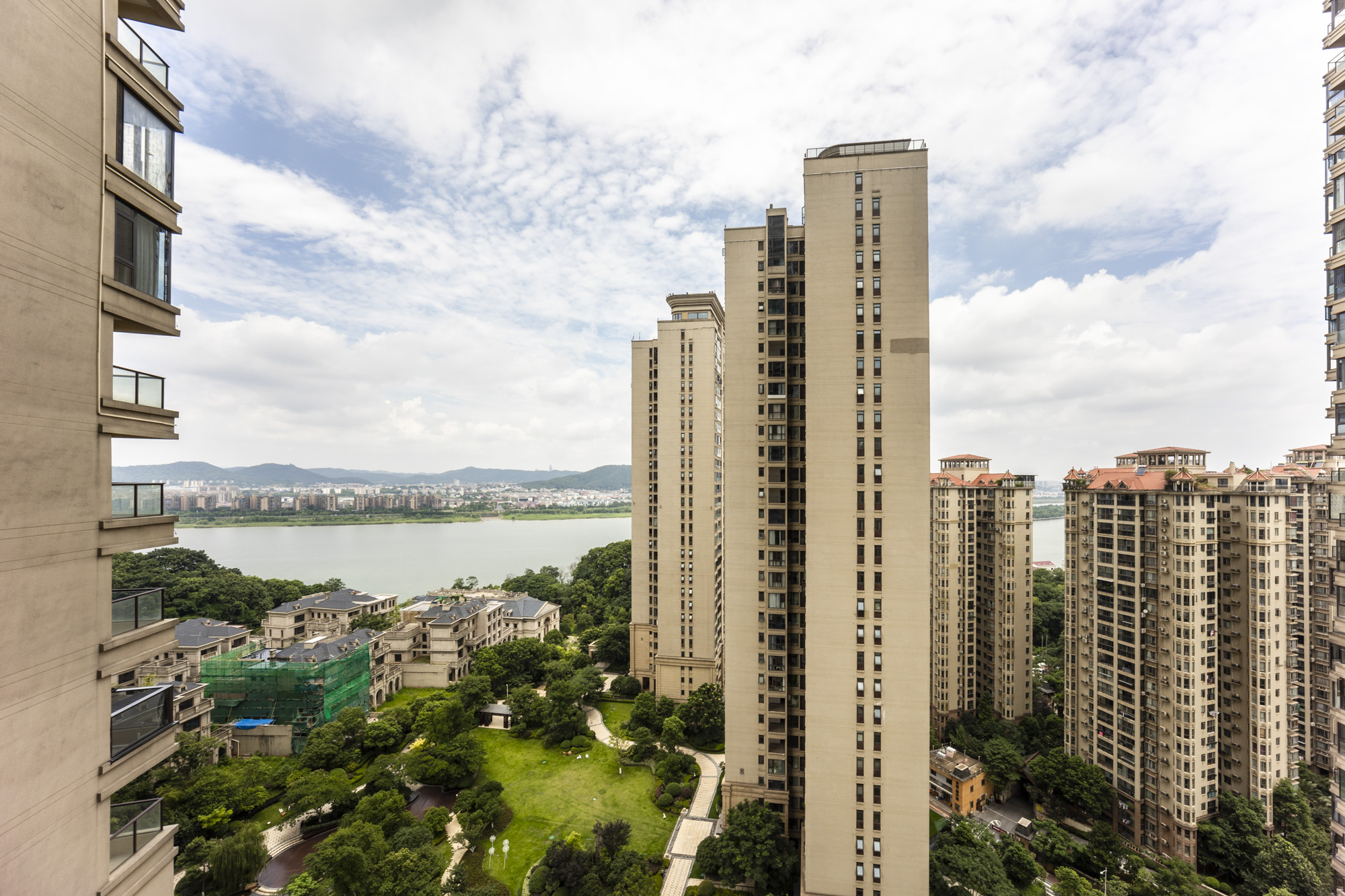 中建江山壹号  5室2厅4卫   608.70万其他