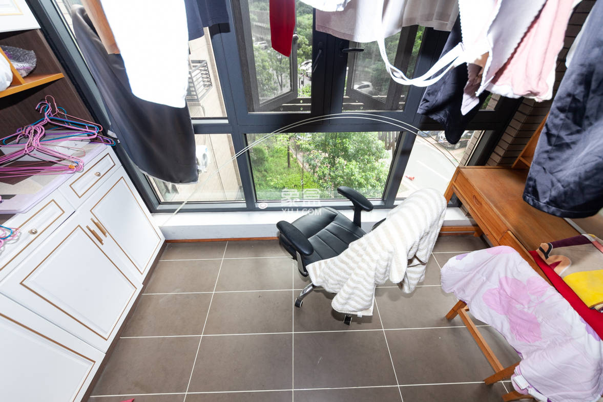 时代倾城四期 3室2厅2卫 120.00万 时代倾城四期 3室2厅2卫 120.00万阳台