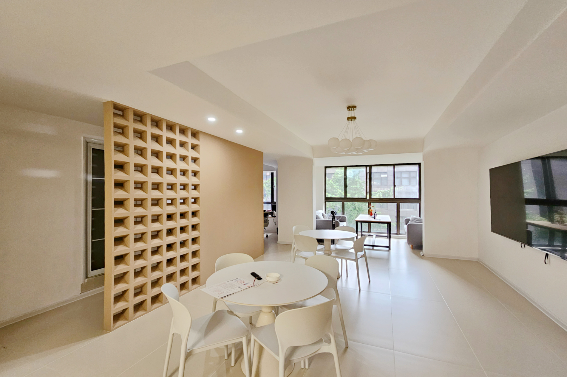 华晨国际公馆 3室2厅2卫 108.0万 华晨国际公馆 3室2厅2卫 108.0万客厅