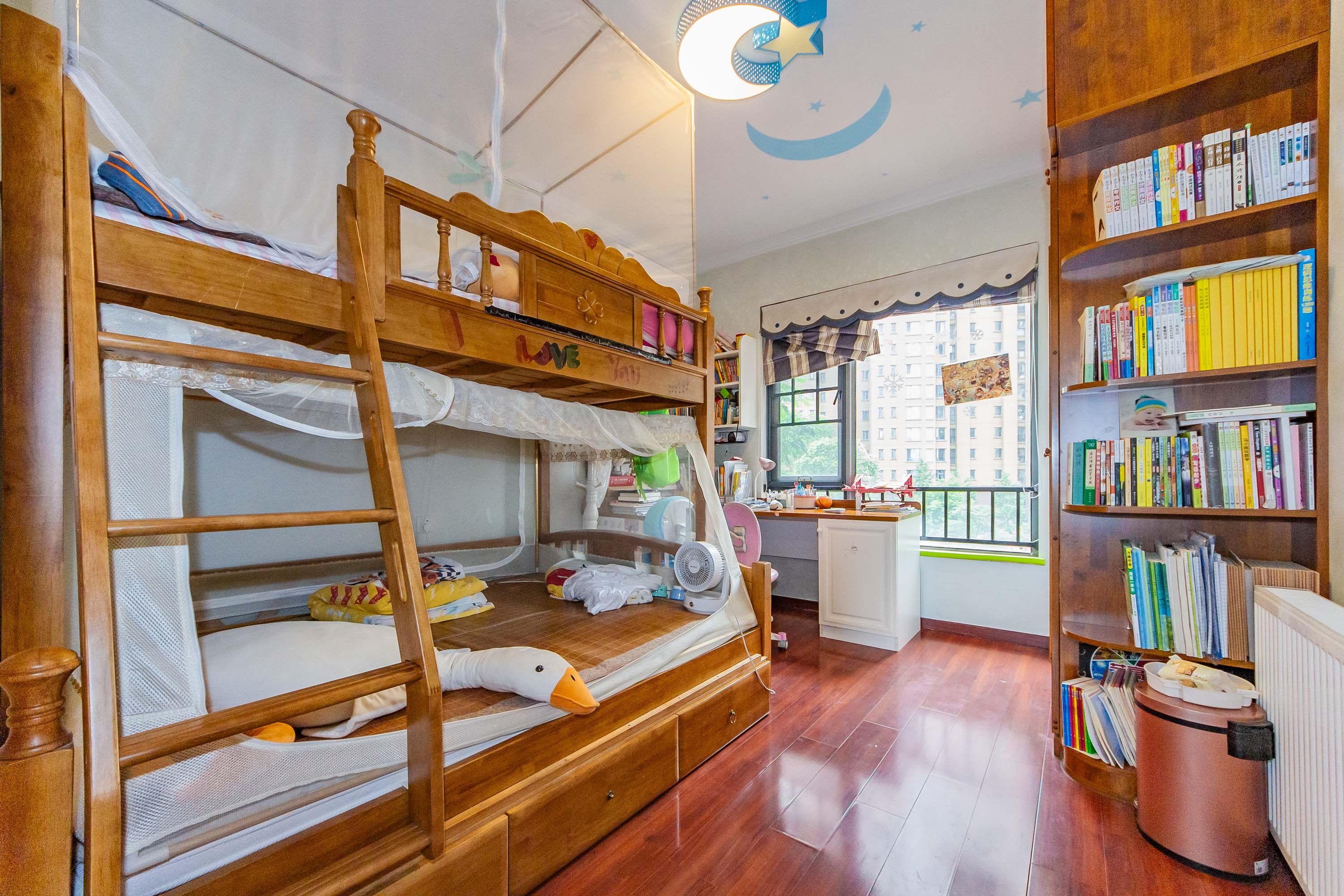 珠江郦城公园1号  4室2厅2卫    140.0万 珠江郦城公园1号  4室2厅2卫    140.0万卧室