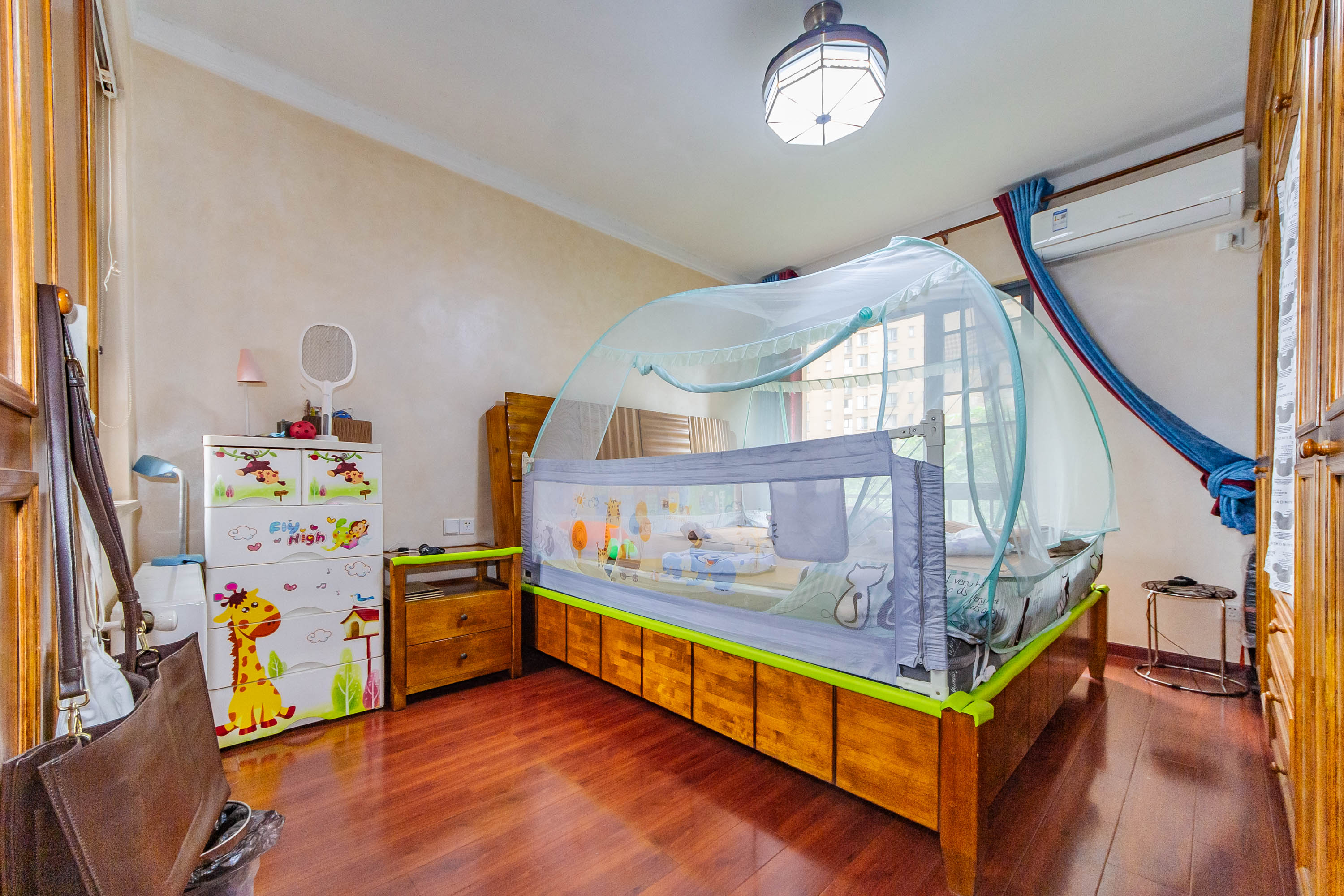 珠江郦城公园1号  4室2厅2卫    140.0万 珠江郦城公园1号  4室2厅2卫    140.0万卧室