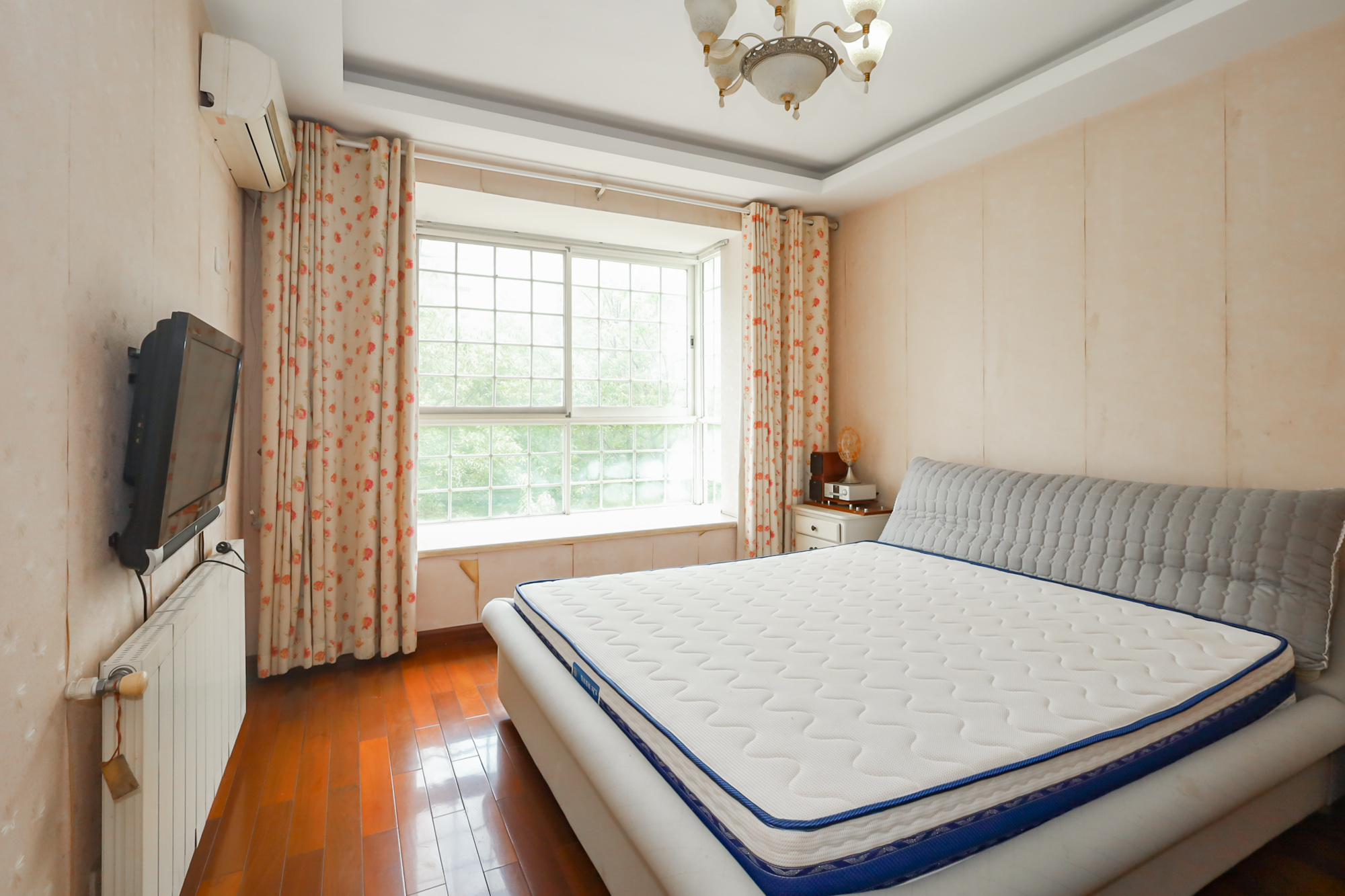 八方小区A区  4室3厅2卫   513.00万卧室