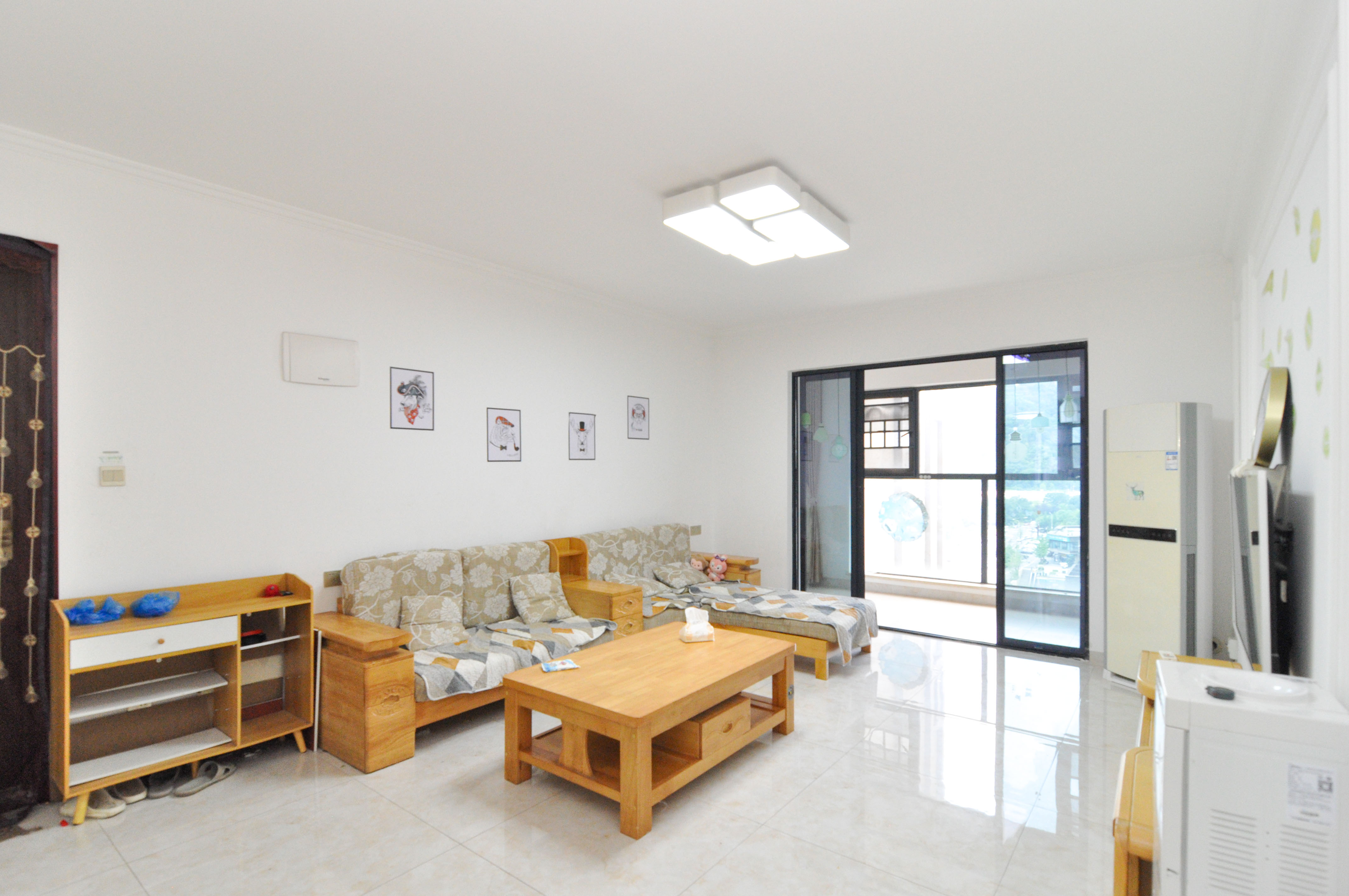 中海梅溪湖壹号 3室2厅2卫 230.0万 中海梅溪湖壹号 3室2厅2卫 230.0万客厅