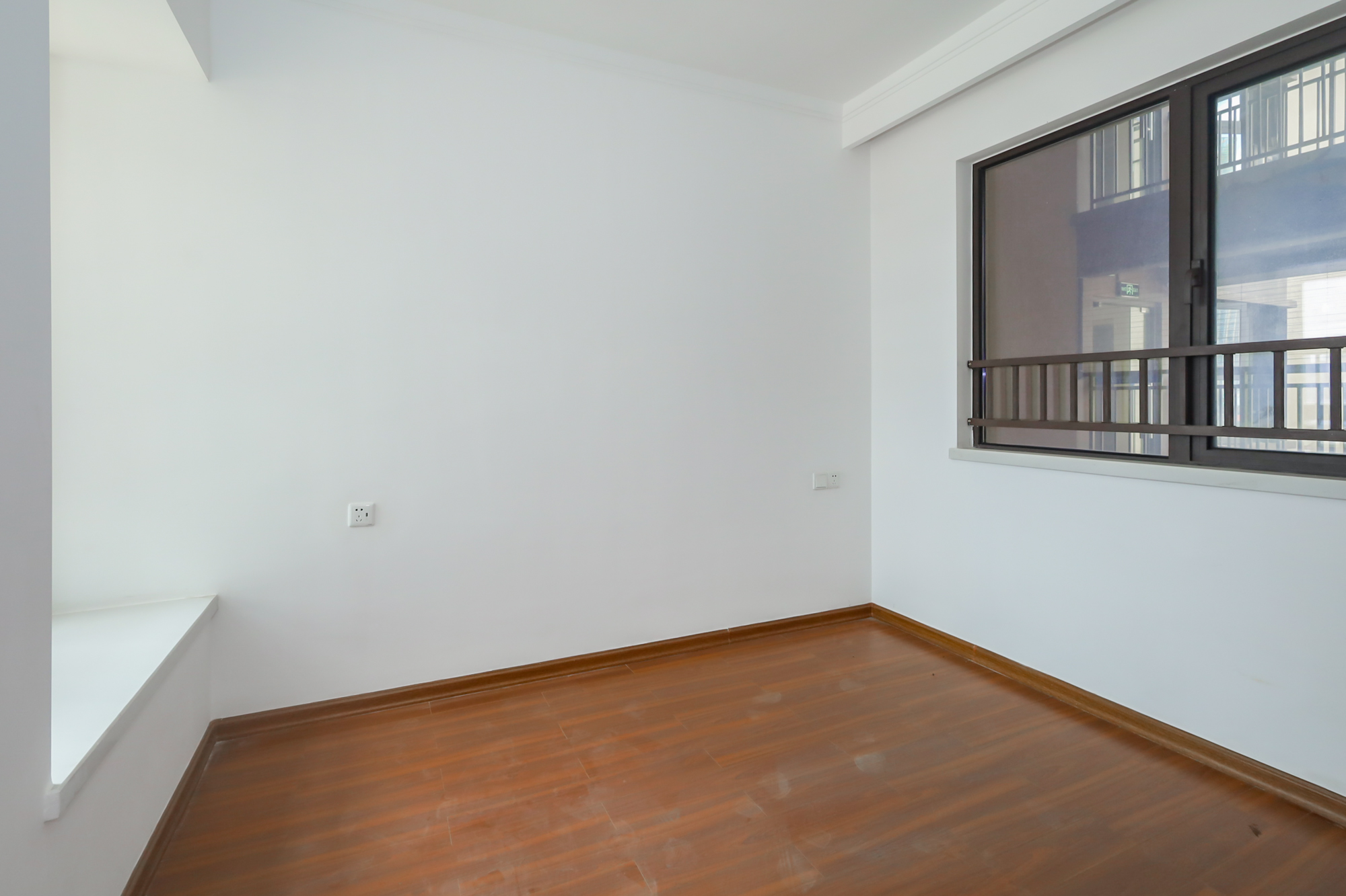 龙湖水晶郦城  3室2厅1卫    130.0万卧室