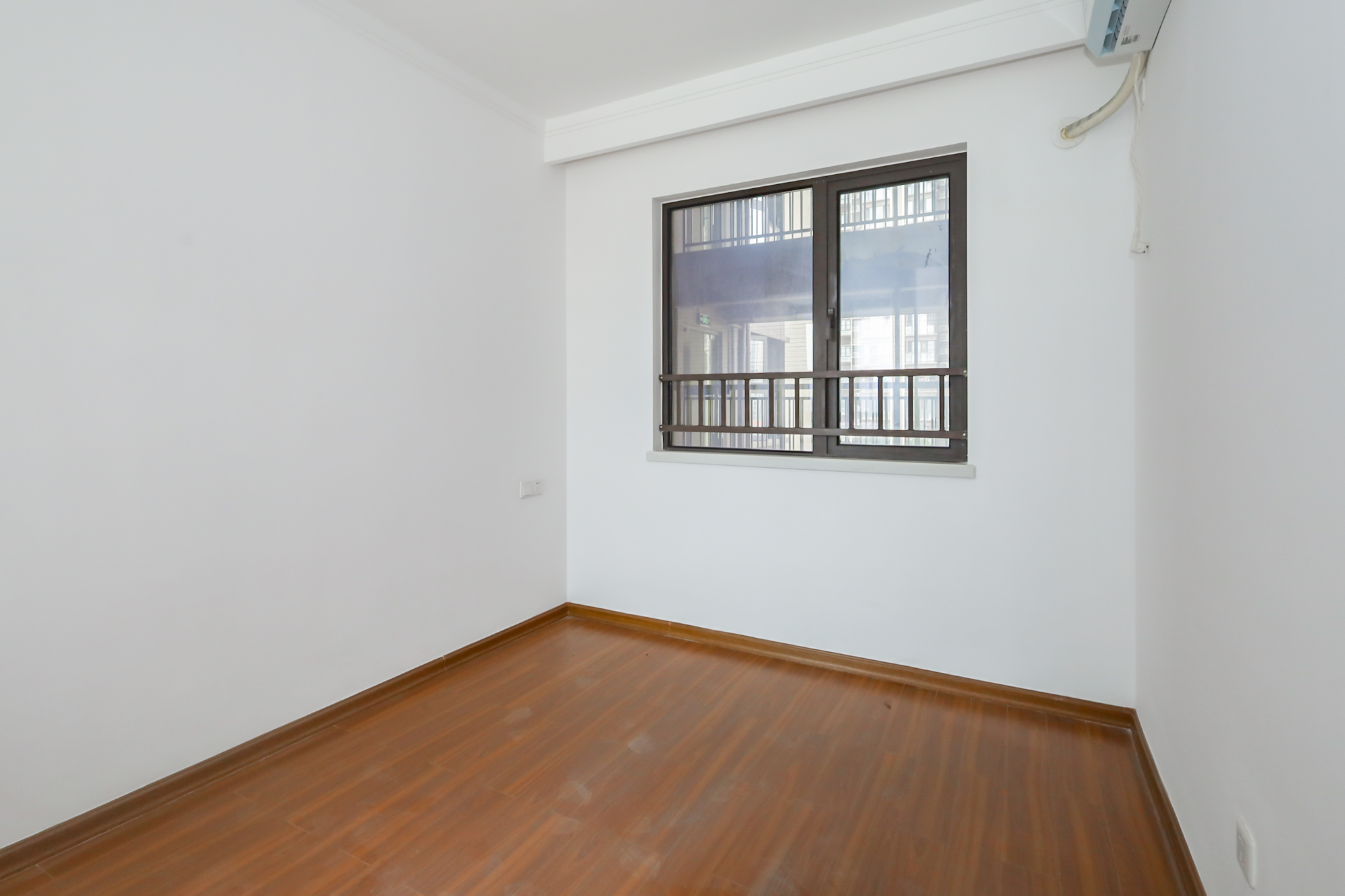 龙湖水晶郦城  3室2厅1卫    130.0万卧室