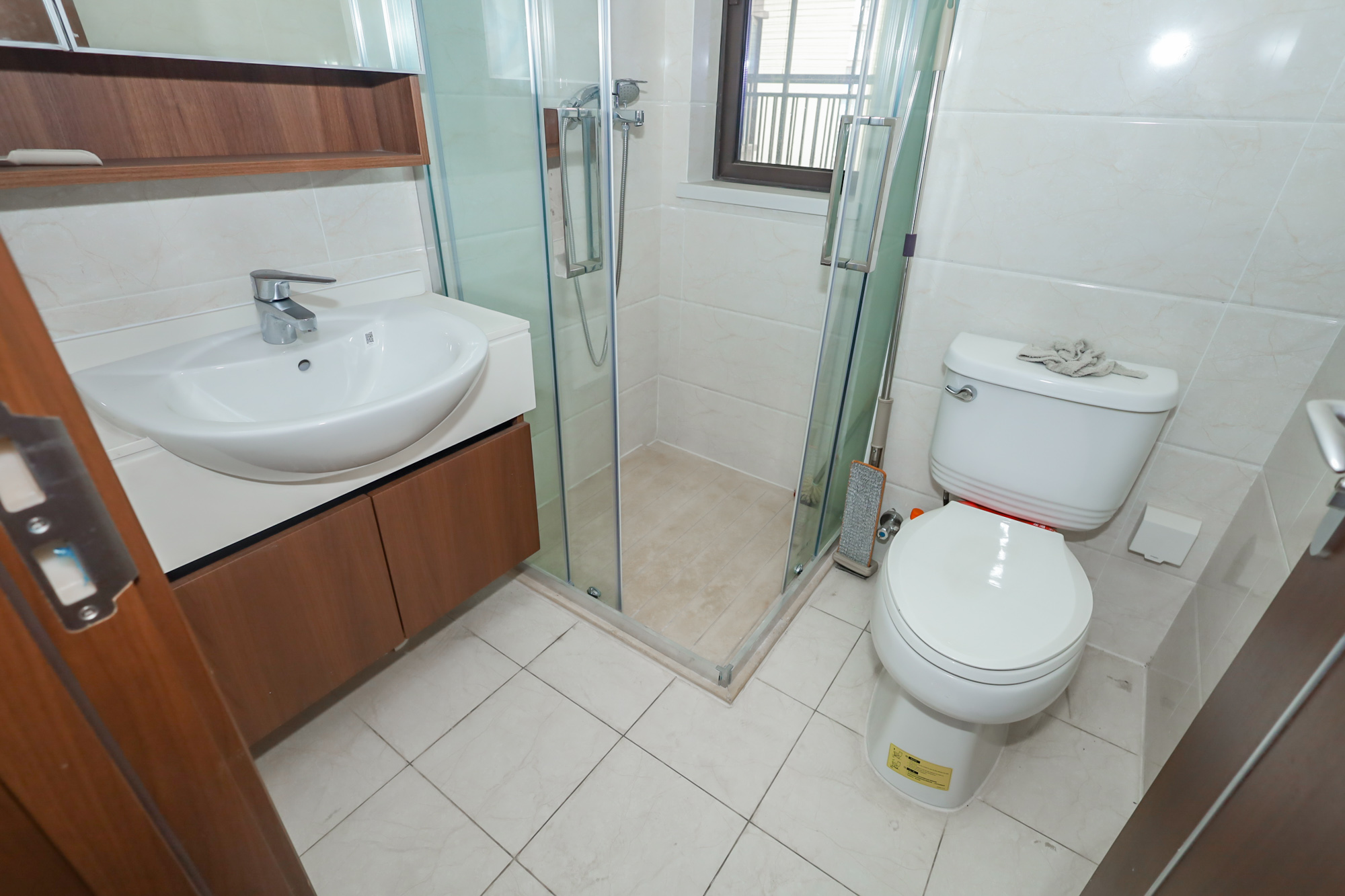 龙湖水晶郦城  3室2厅1卫    130.0万卫生间