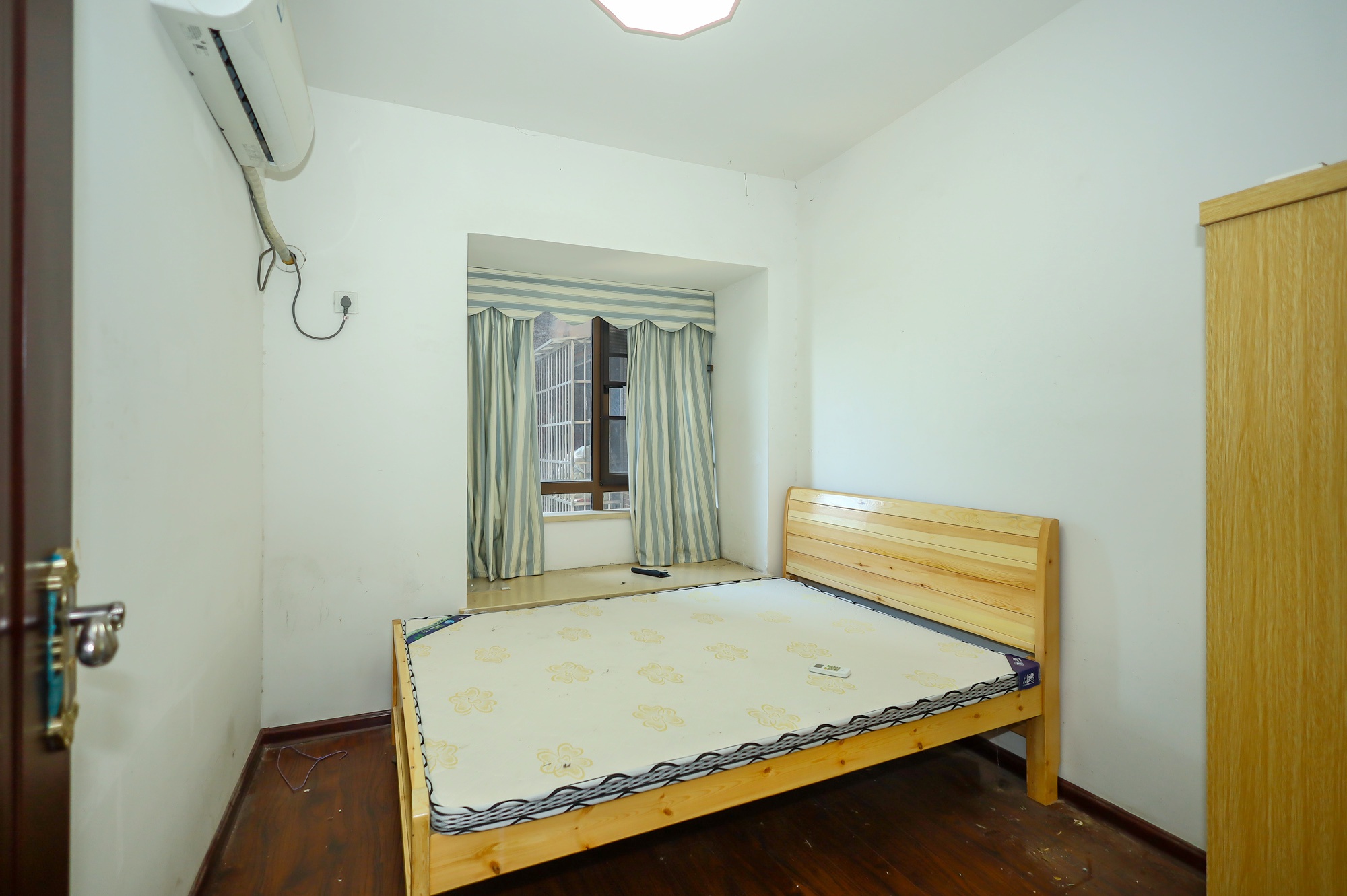 新长海广场  3室2厅1卫    71.9万卧室