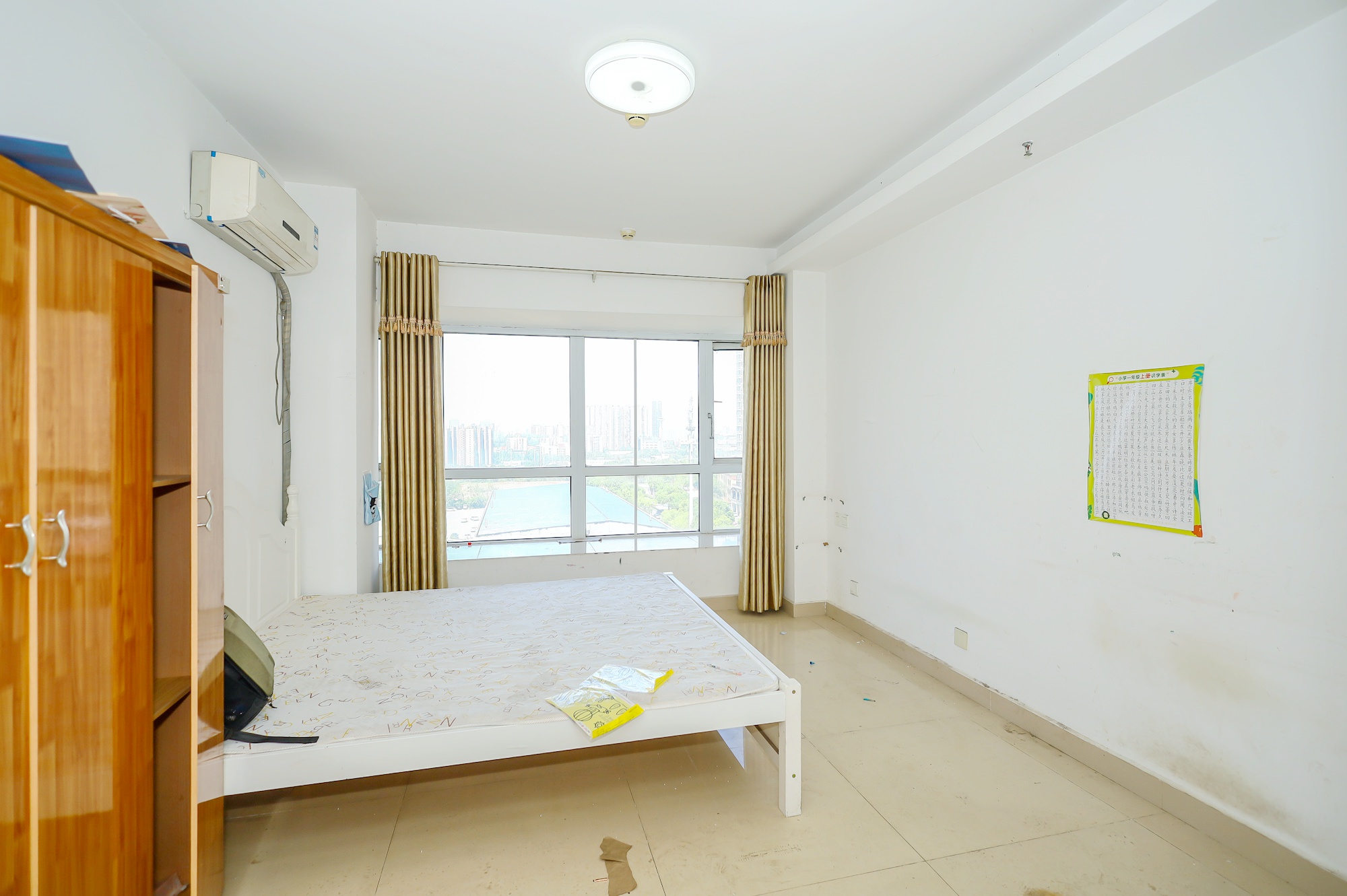 新长海广场 1室1厅1卫 18.0万 新长海广场 1室1厅1卫 18.0万客厅