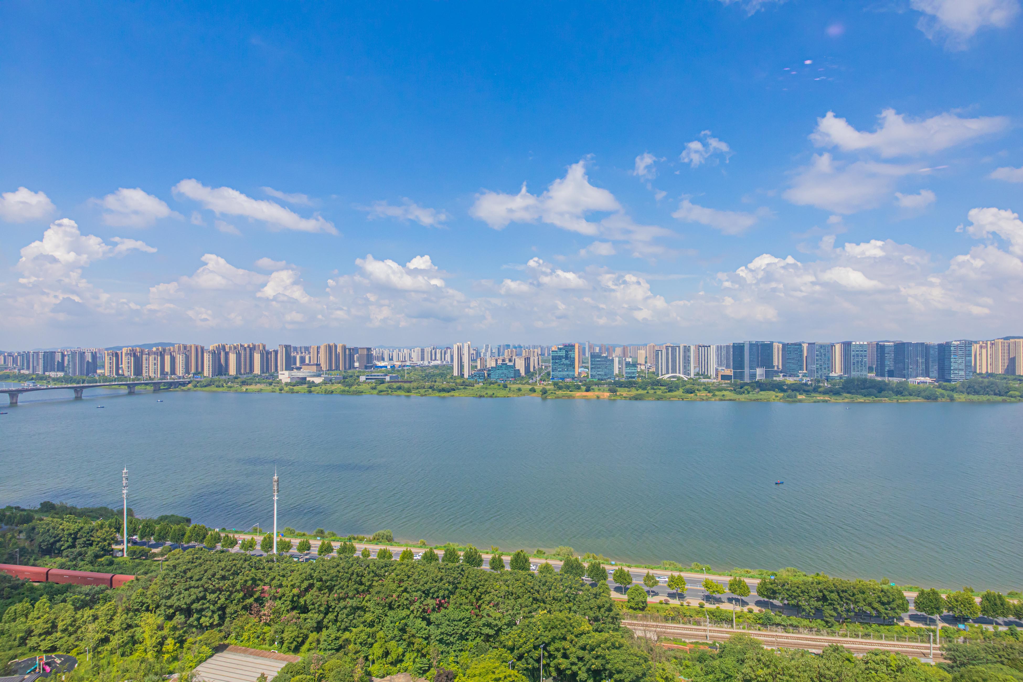 湘江雅颂居  4室2厅2卫   380.00万卧室