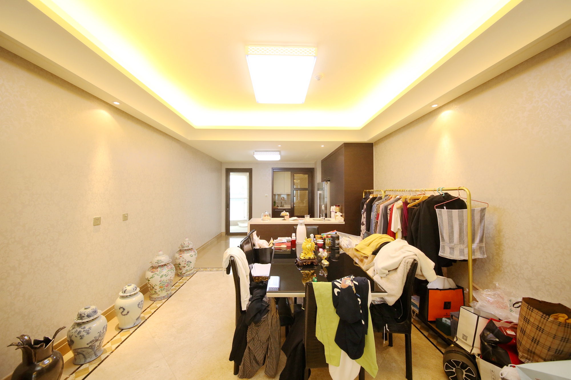 华远华中心  3室2厅1卫   560.00万客厅