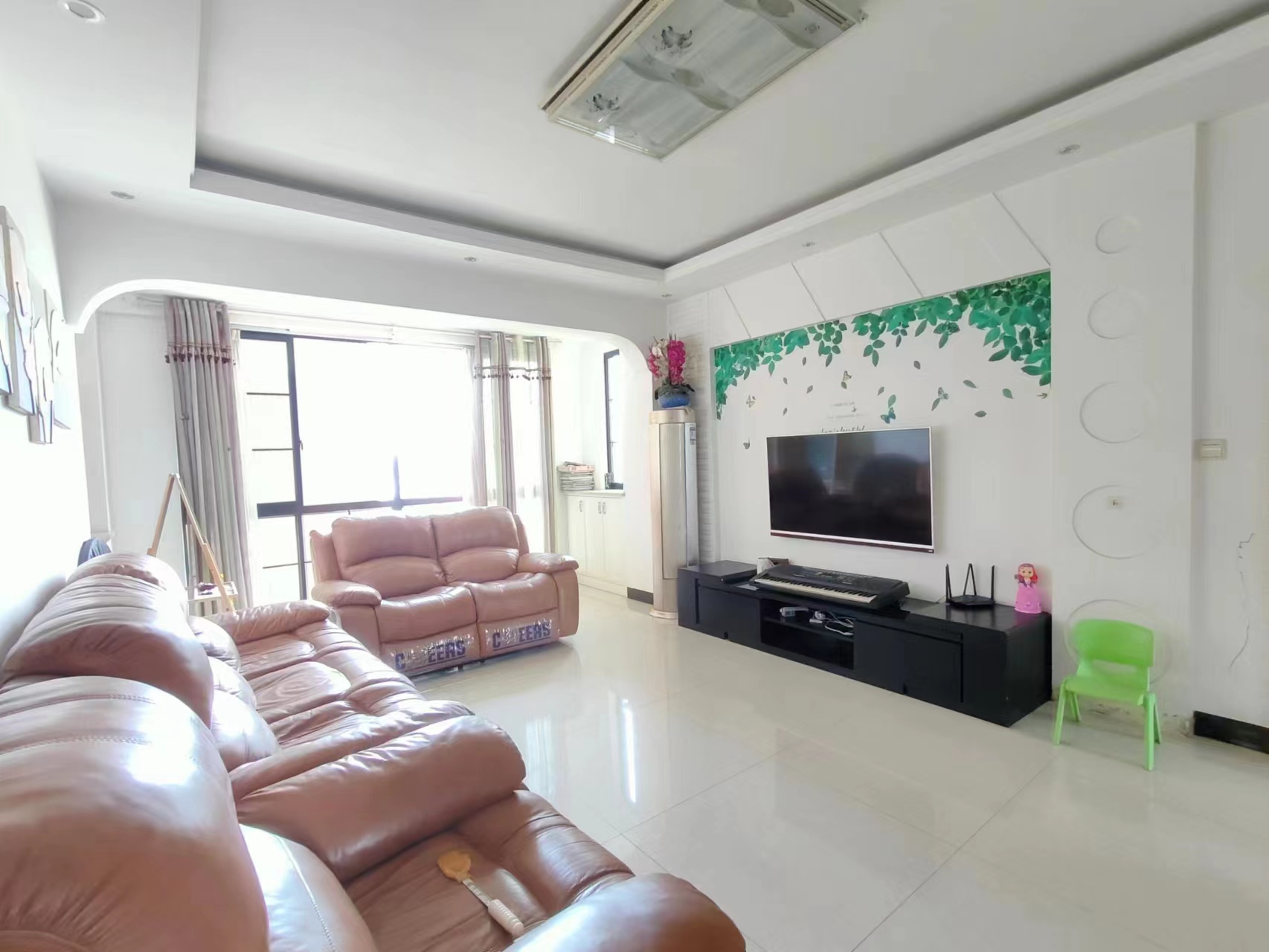 盘龙名府  3室2厅2卫    52.8万客厅