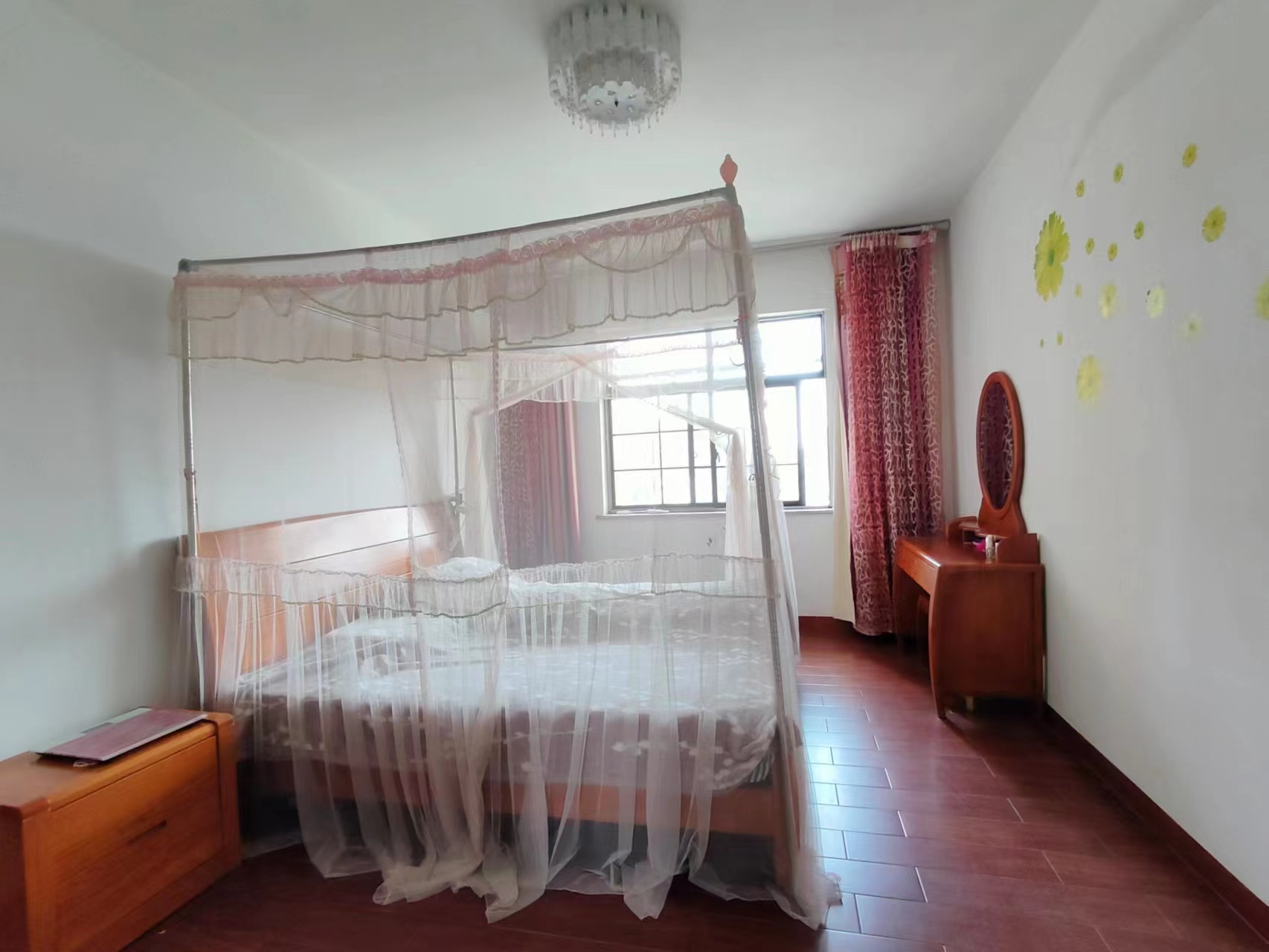 盘龙名府  3室2厅2卫    52.8万客厅